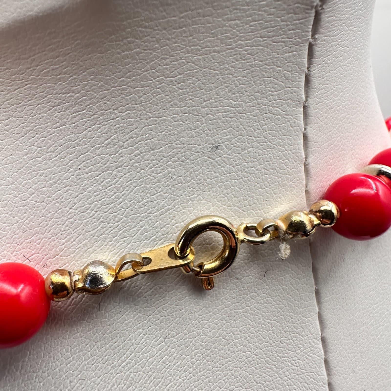 Vintage 80s Red Resin Bead Statement Necklace Gold Tone Spacers Fashion Jewelry - Thumbnail 9