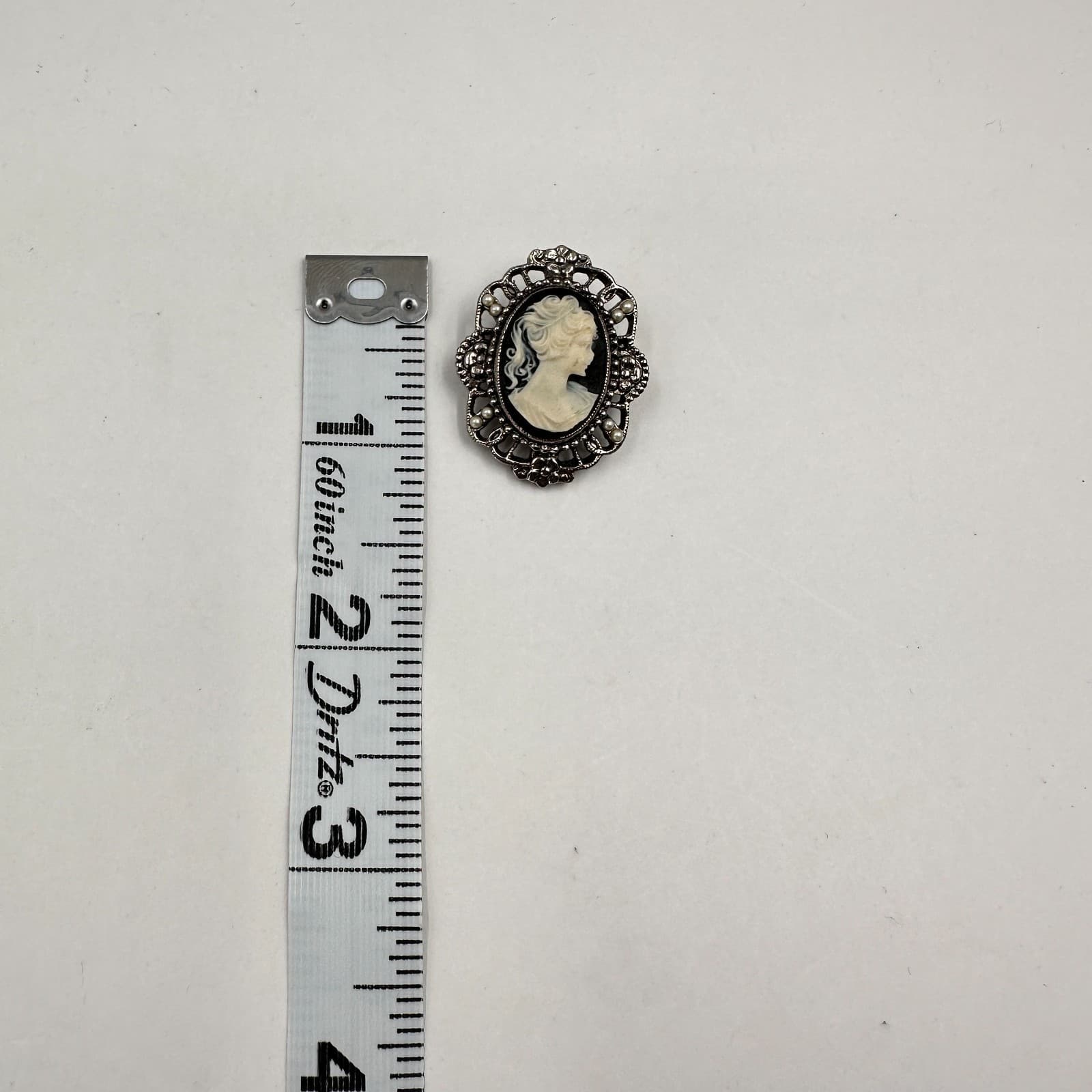 Vintage 80s Victorian Cameo Brooch Pin Silver Tone Faux Pearl Beaded Jewelry - Thumbnail 8