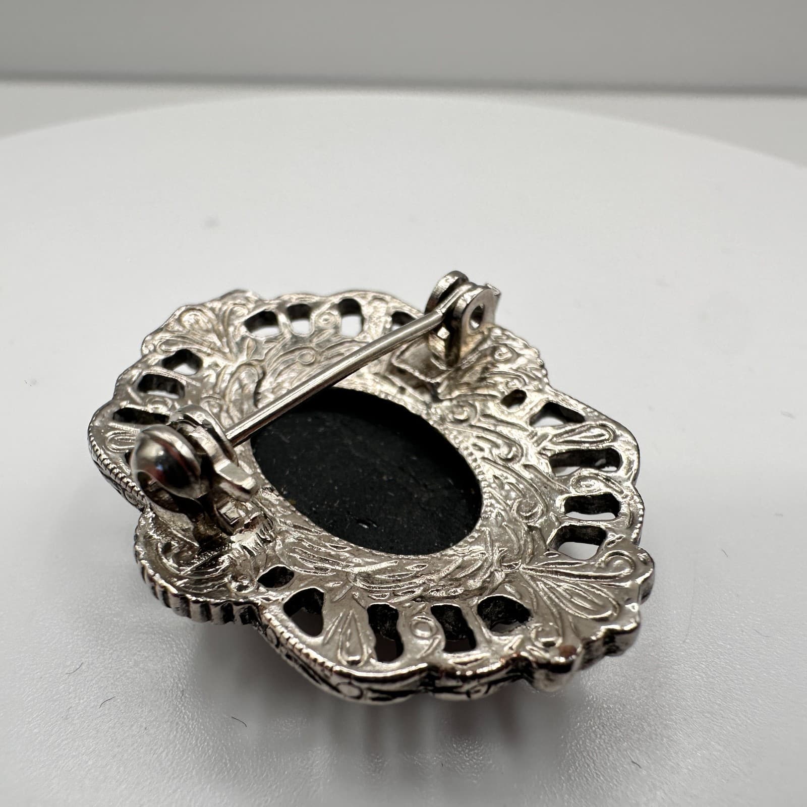 Vintage 80s Victorian Cameo Brooch Pin Silver Tone Faux Pearl Beaded Jewelry - Thumbnail 6