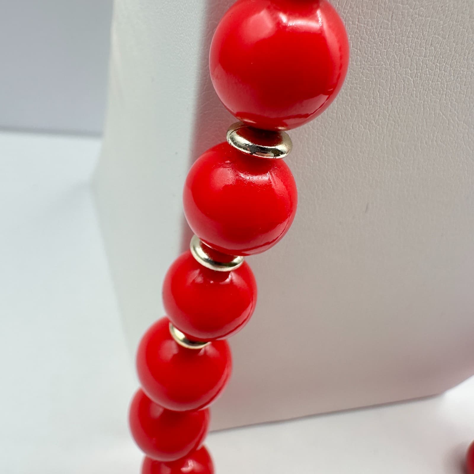 Vintage 80s Red Resin Bead Statement Necklace Gold Tone Spacers Fashion Jewelry - Thumbnail 7