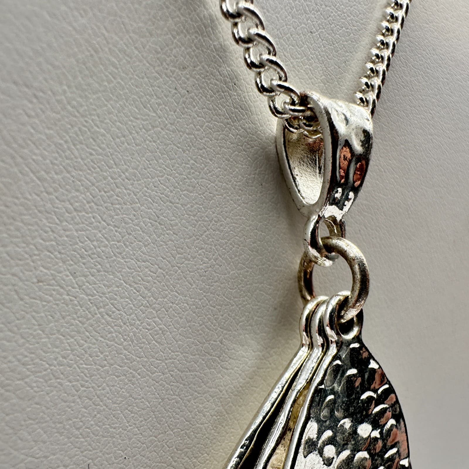 Vintage 90s Triple Tier Hammered Teardrop Pendant Necklace Silver Tone Jewelry - Thumbnail 5