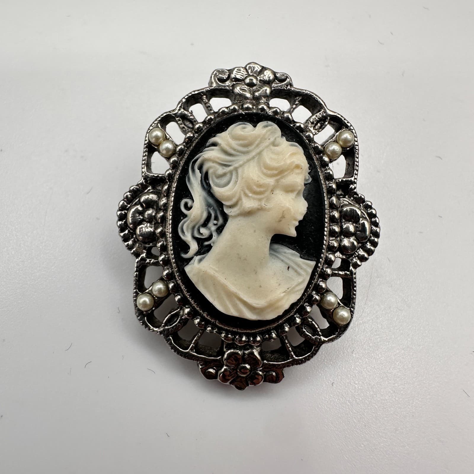 Vintage 80s Victorian Cameo Brooch Pin Silver Tone Faux Pearl Beaded Jewelry - Thumbnail 3