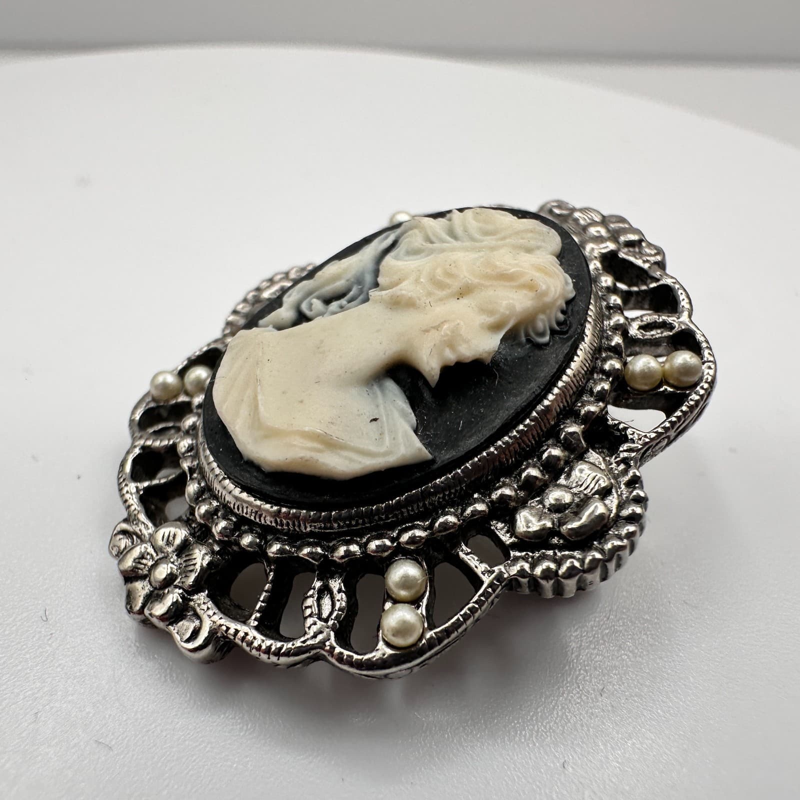 Vintage 80s Victorian Cameo Brooch Pin Silver Tone Faux Pearl Beaded Jewelry - Thumbnail 4