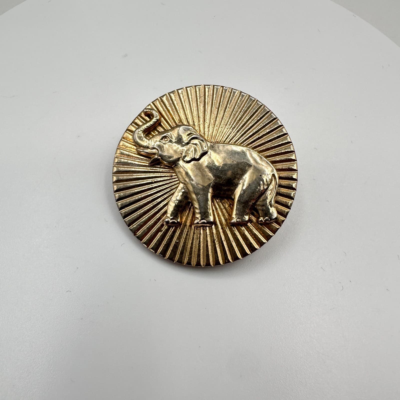 Vintage 80s Gold Tone Elephant Round Brooch Pin Women's Classic Fashion Jewelry - Thumbnail 2