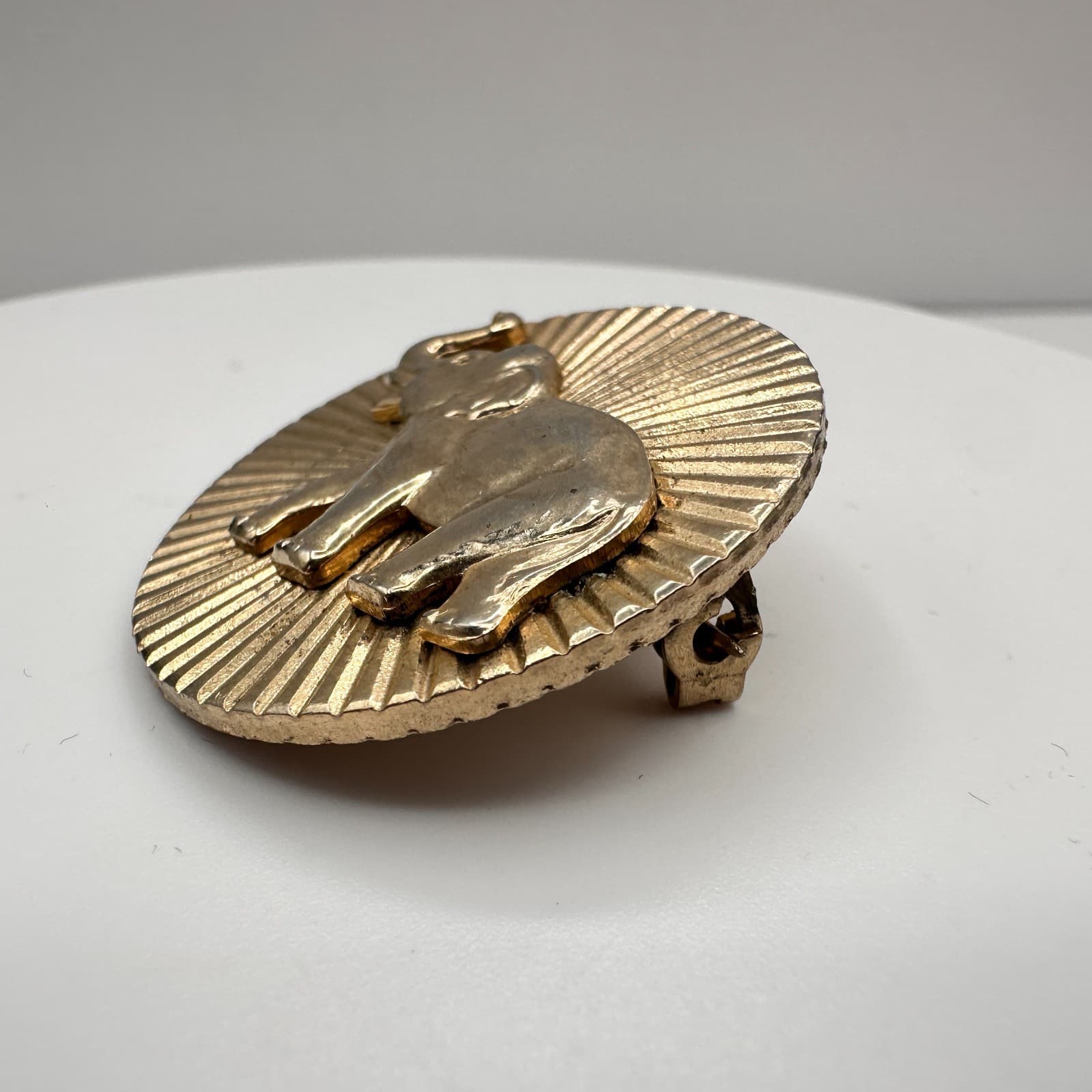 Vintage 80s Gold Tone Elephant Round Brooch Pin Women's Classic Fashion Jewelry - Thumbnail 3