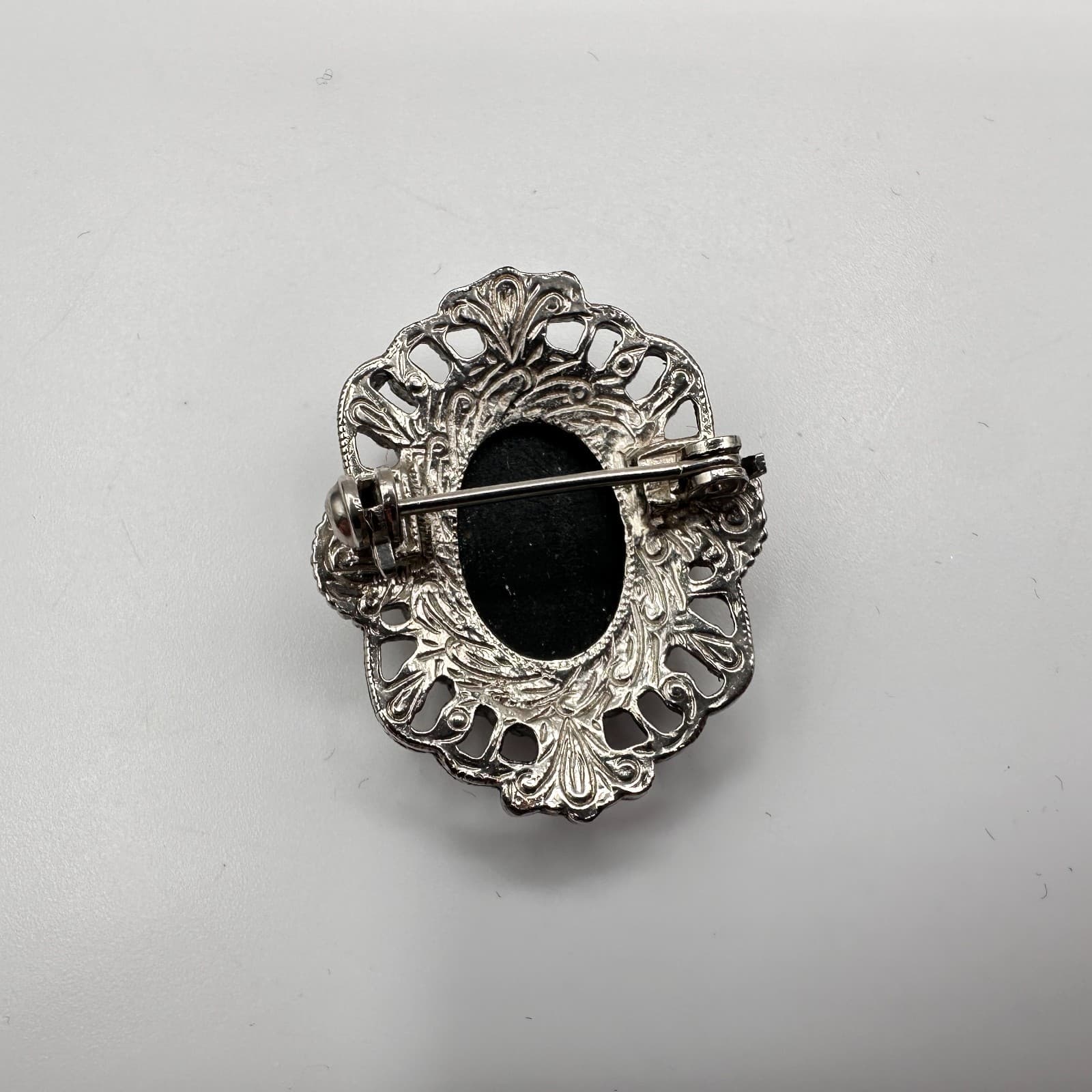 Vintage 80s Victorian Cameo Brooch Pin Silver Tone Faux Pearl Beaded Jewelry - Thumbnail 7