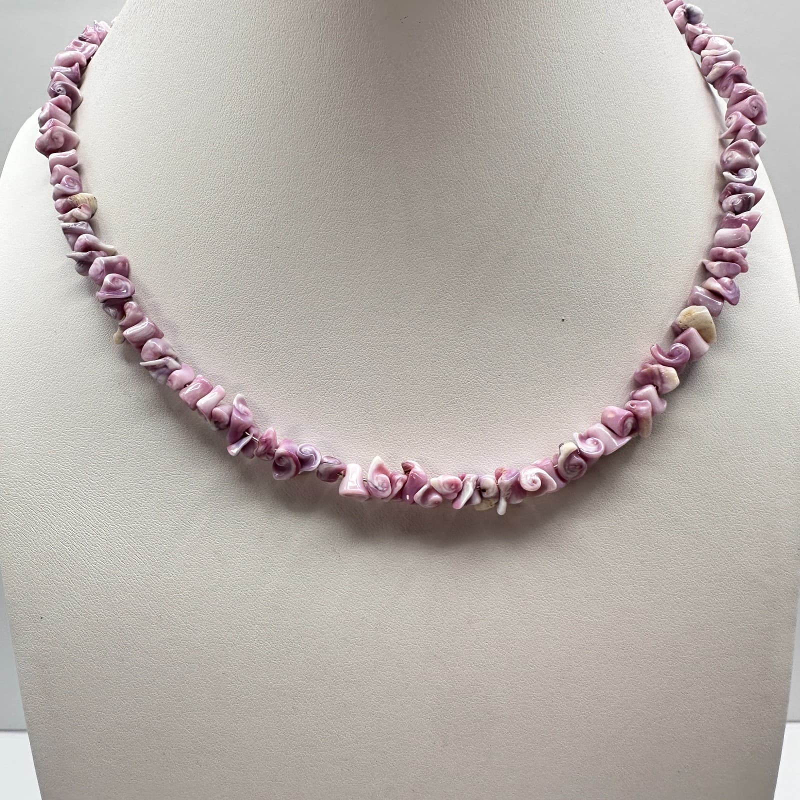 Vintage 90s Shell Chip Gold Tone Necklace Retro Women's Classic Fashion Jewelry - Image 1