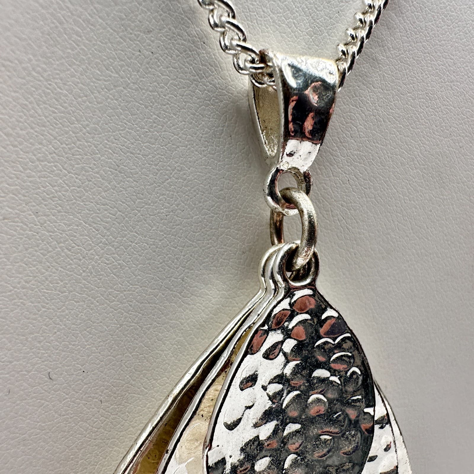 Vintage 90s Triple Tier Hammered Teardrop Pendant Necklace Silver Tone Jewelry - Thumbnail 4