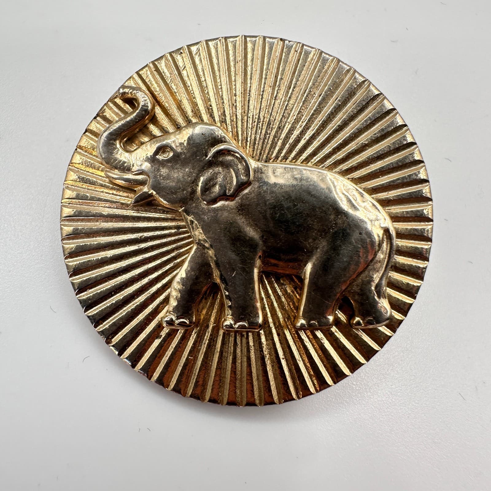 Vintage 80s Gold Tone Elephant Round Brooch Pin Women's Classic Fashion Jewelry - Image 1
