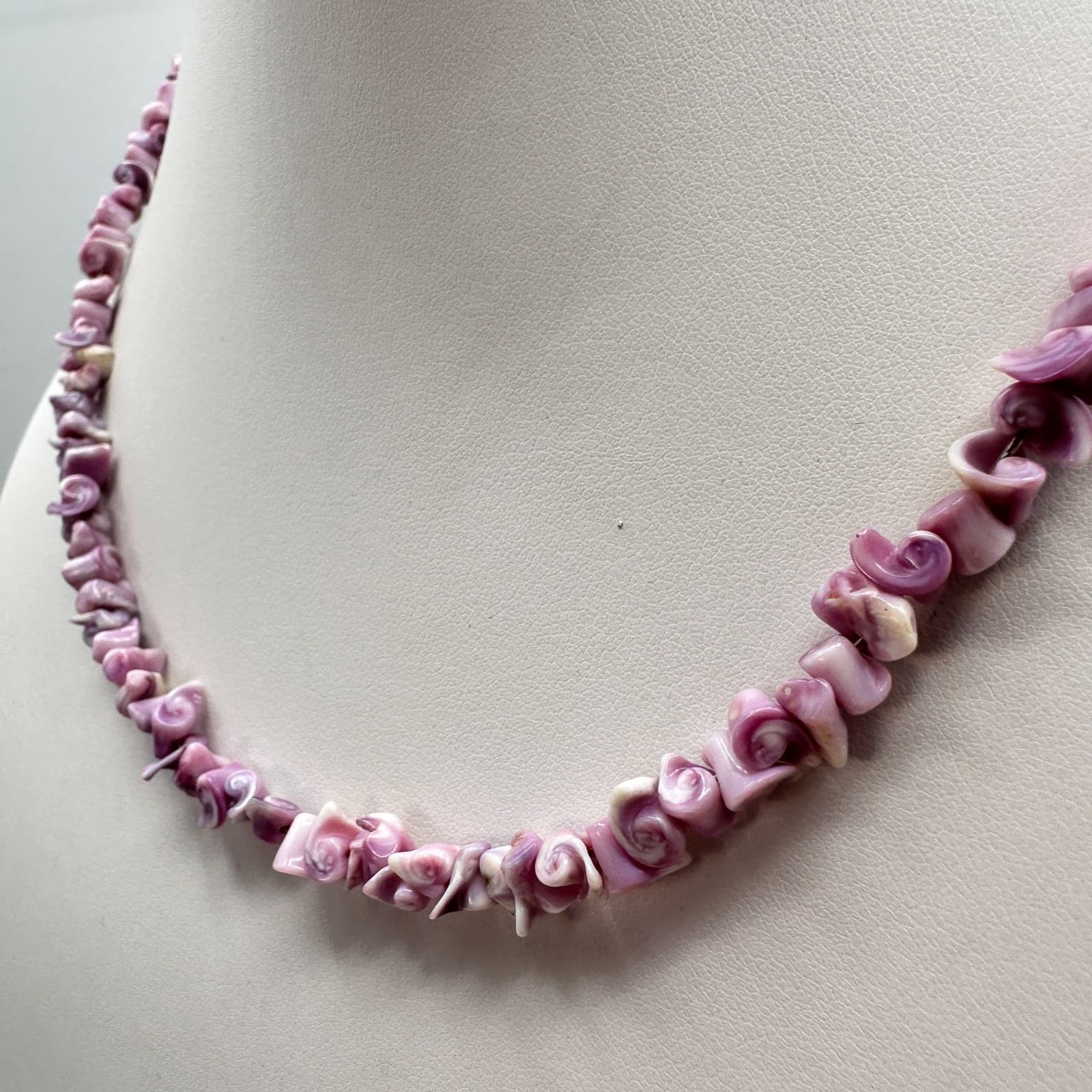 Vintage 90s Shell Chip Gold Tone Necklace Retro Women's Classic Fashion Jewelry - Thumbnail 7