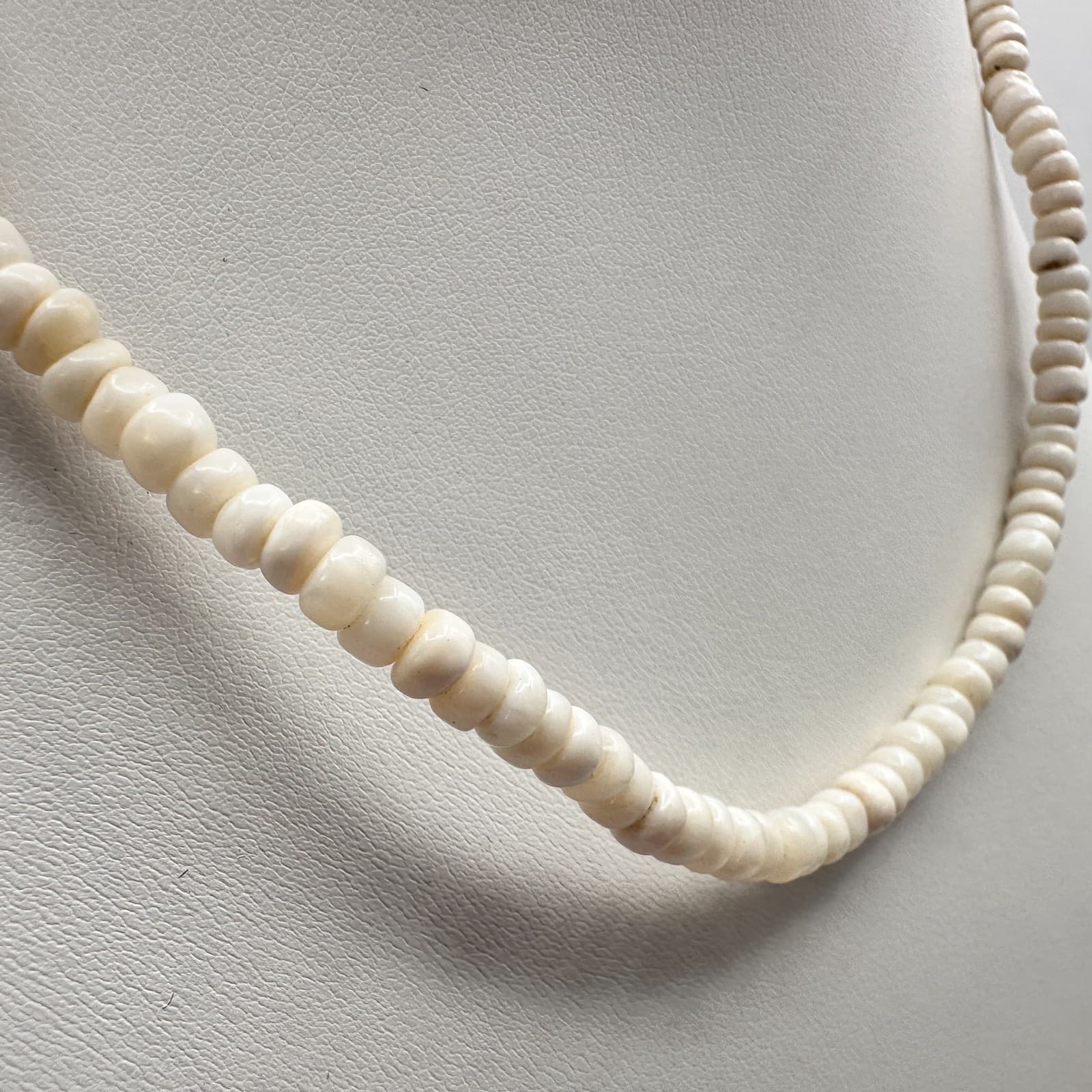 Vintage 90s White Heishe Beaded Necklace Silver Tone Women's Classic Jewelry - Thumbnail 5