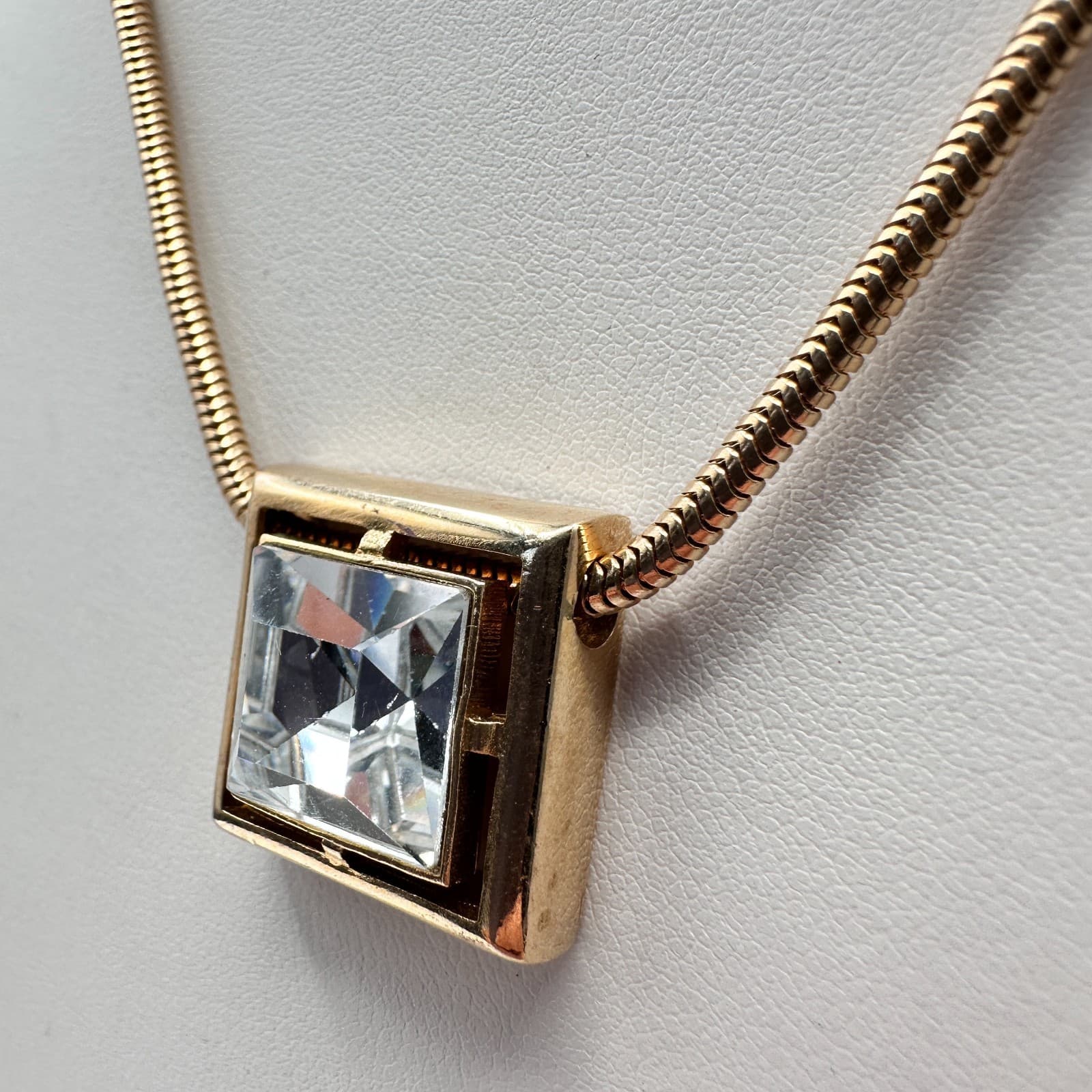 Vintage 90s Avon Gold Tone Square Rhinestone Pendant Snake Skin Necklace Jewelry - Thumbnail 6