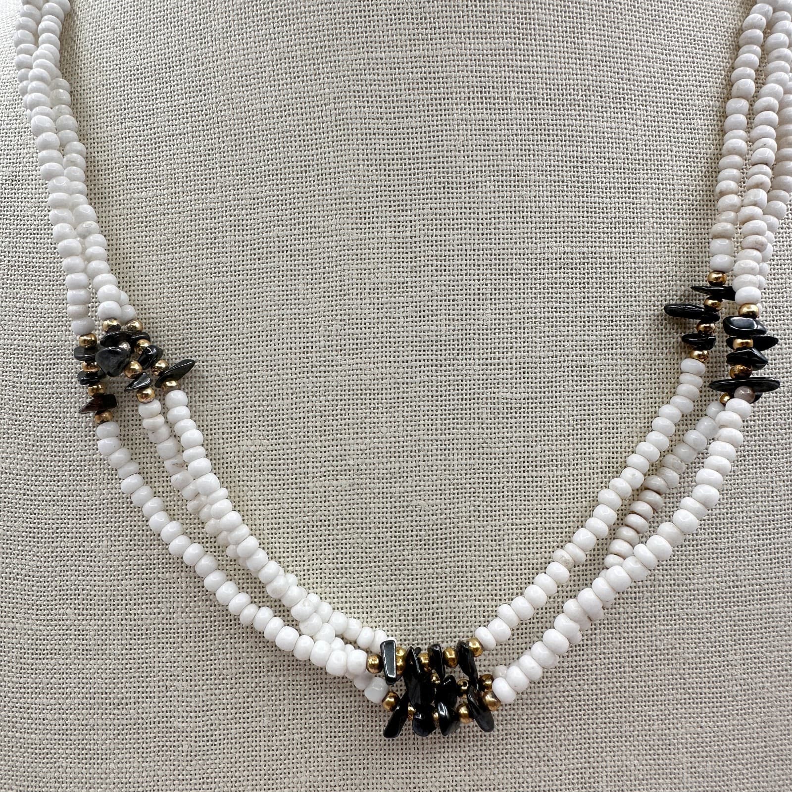 Vintage 90s Gold Tone Multi Strand White Seed Beaded Chips Necklace Jewelry - Thumbnail 2