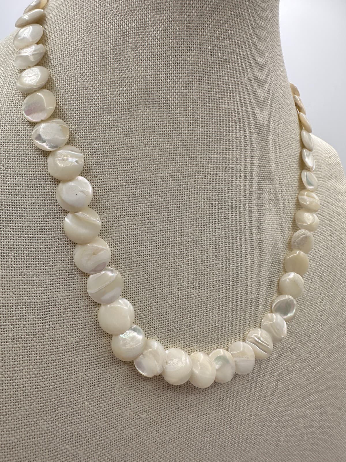 Vintage 90s Silver Tone Cream Iridescent Shell Disc Beaded Necklace Jewelry - Thumbnail 2