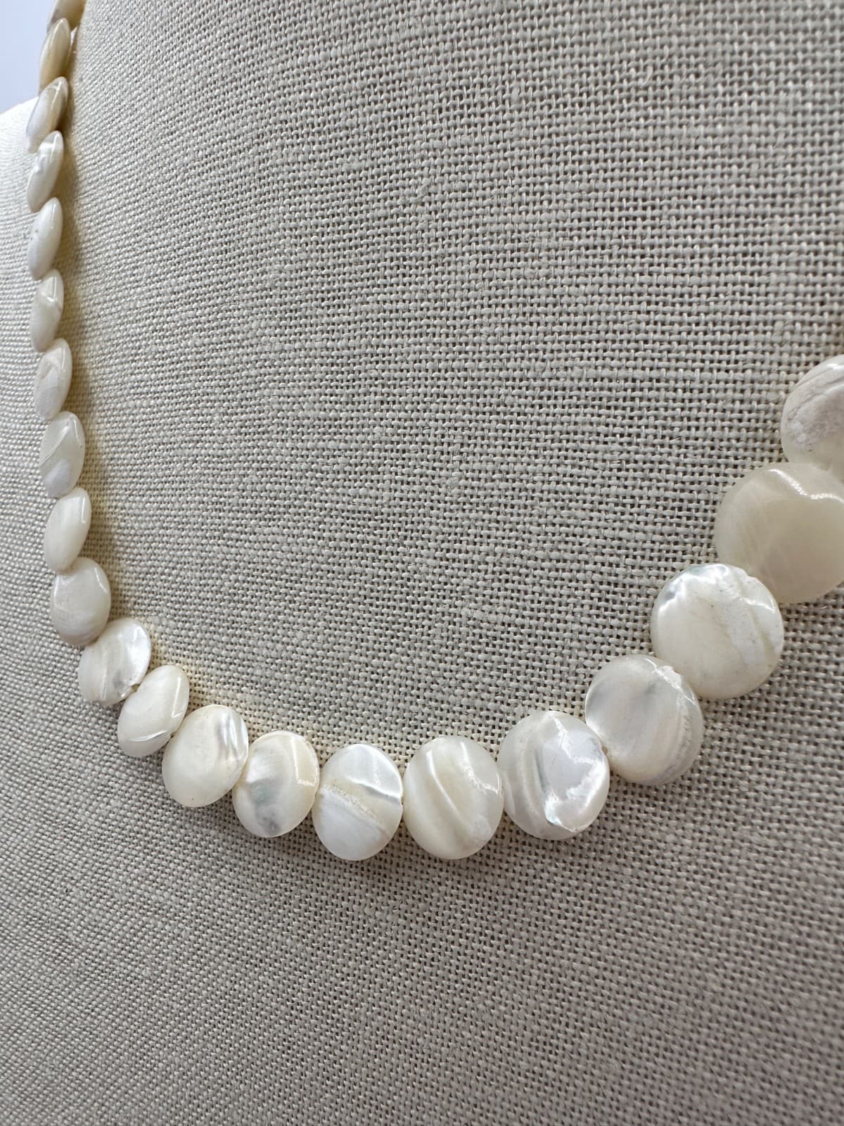 Vintage 90s Silver Tone Cream Iridescent Shell Disc Beaded Necklace Jewelry - Thumbnail 5