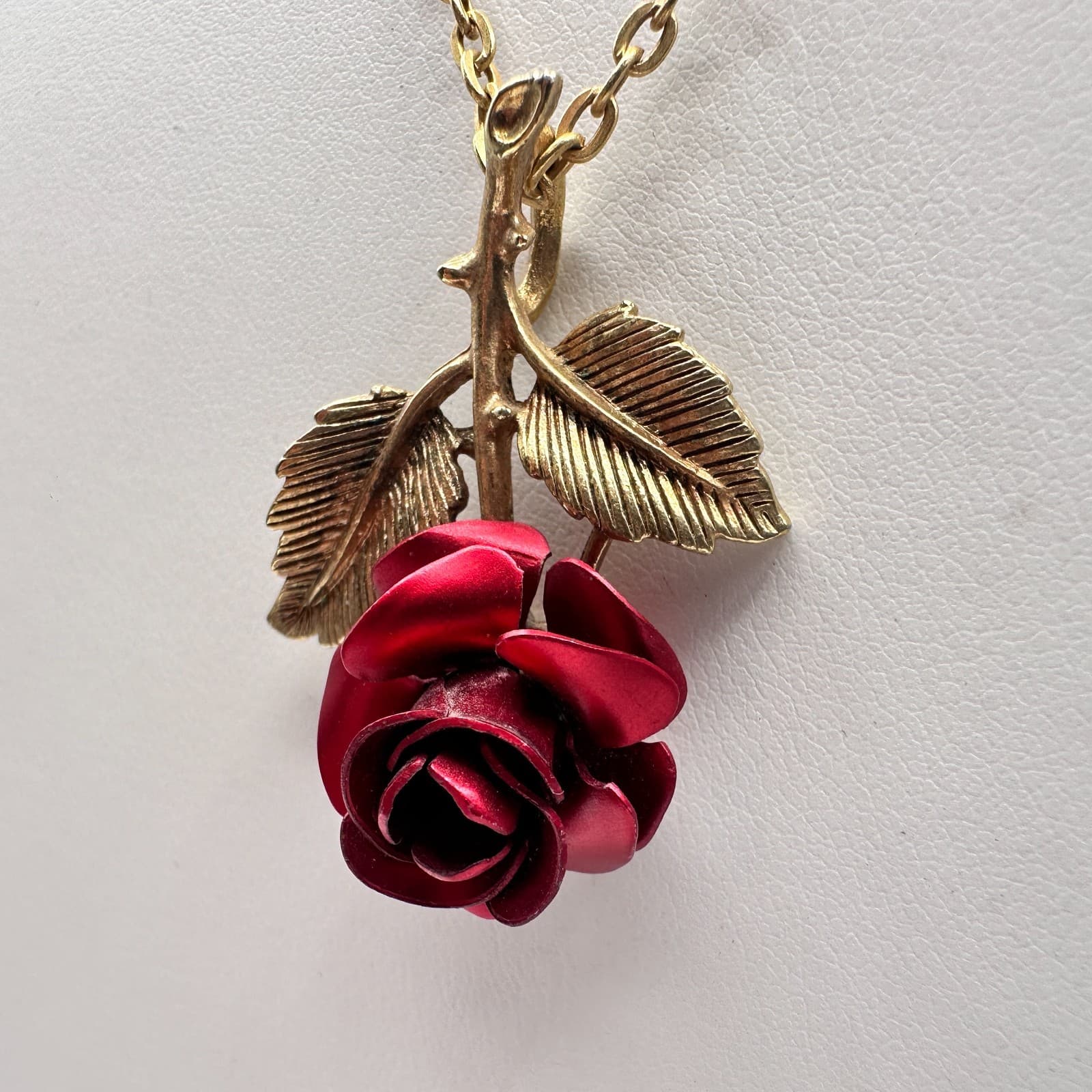 Vintage 80s Red Enamel Rose Necklace Gold Tone Floral Pendant Romantic Jewelry - Thumbnail 7