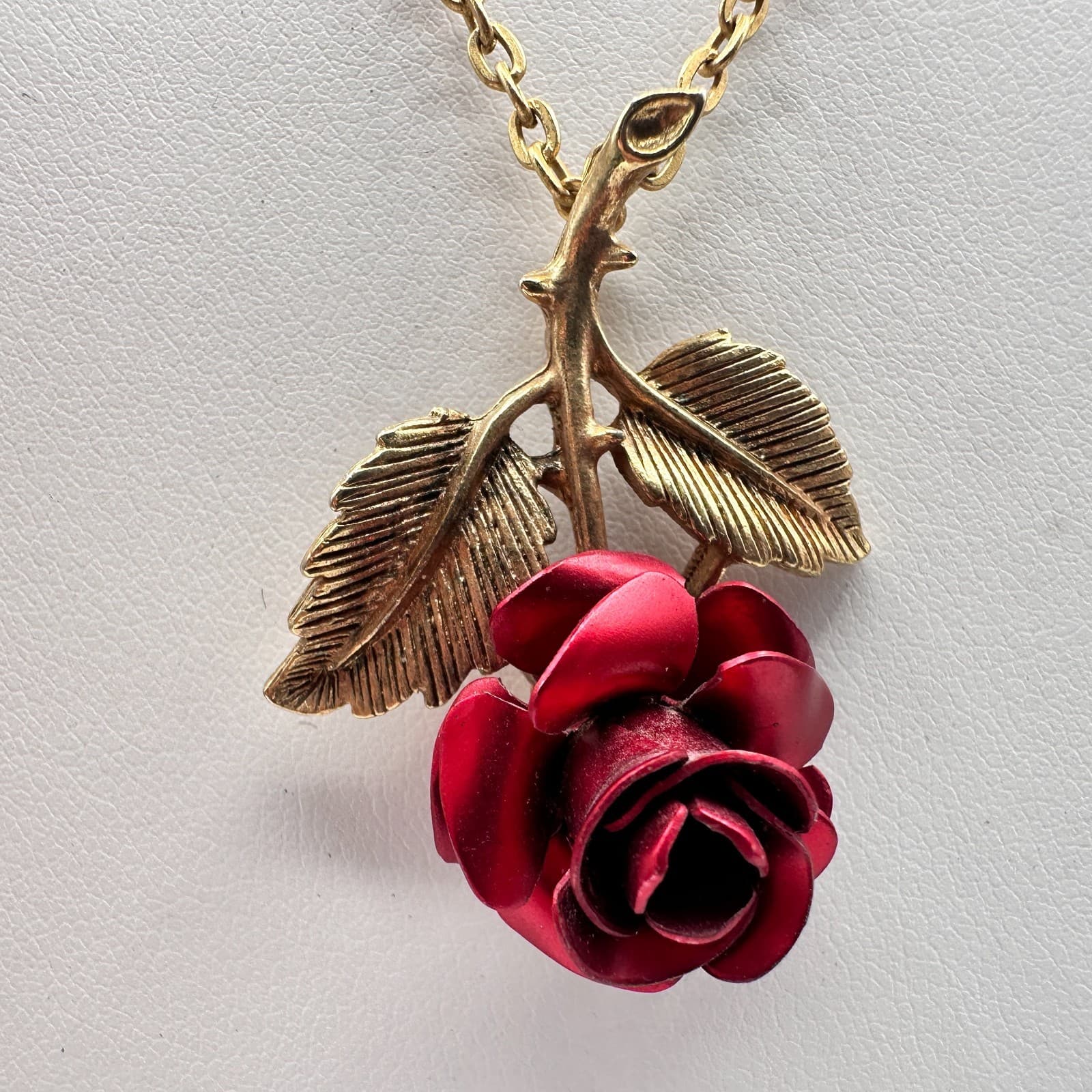Vintage 80s Red Enamel Rose Necklace Gold Tone Floral Pendant Romantic Jewelry - Thumbnail 2
