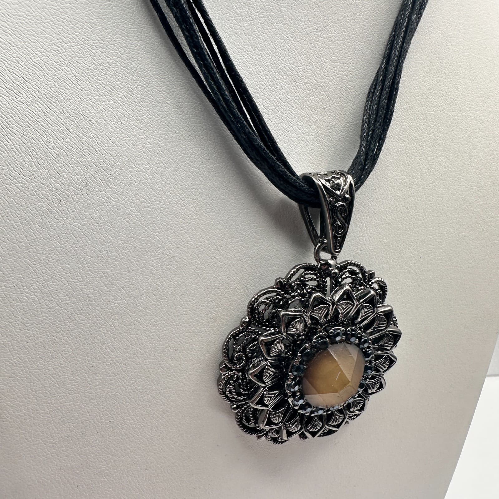 Vintage 90s Mandala Flower Pendant Necklace Black Cord Boho Style Brown Glass - Thumbnail 4