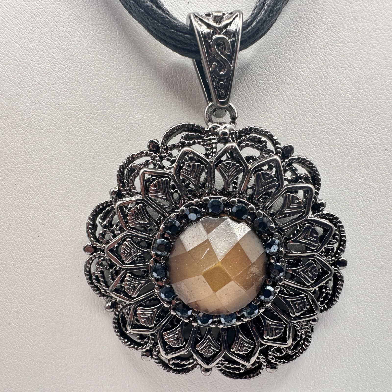 Vintage 90s Mandala Flower Pendant Necklace Black Cord Boho Style Brown Glass - Thumbnail 3