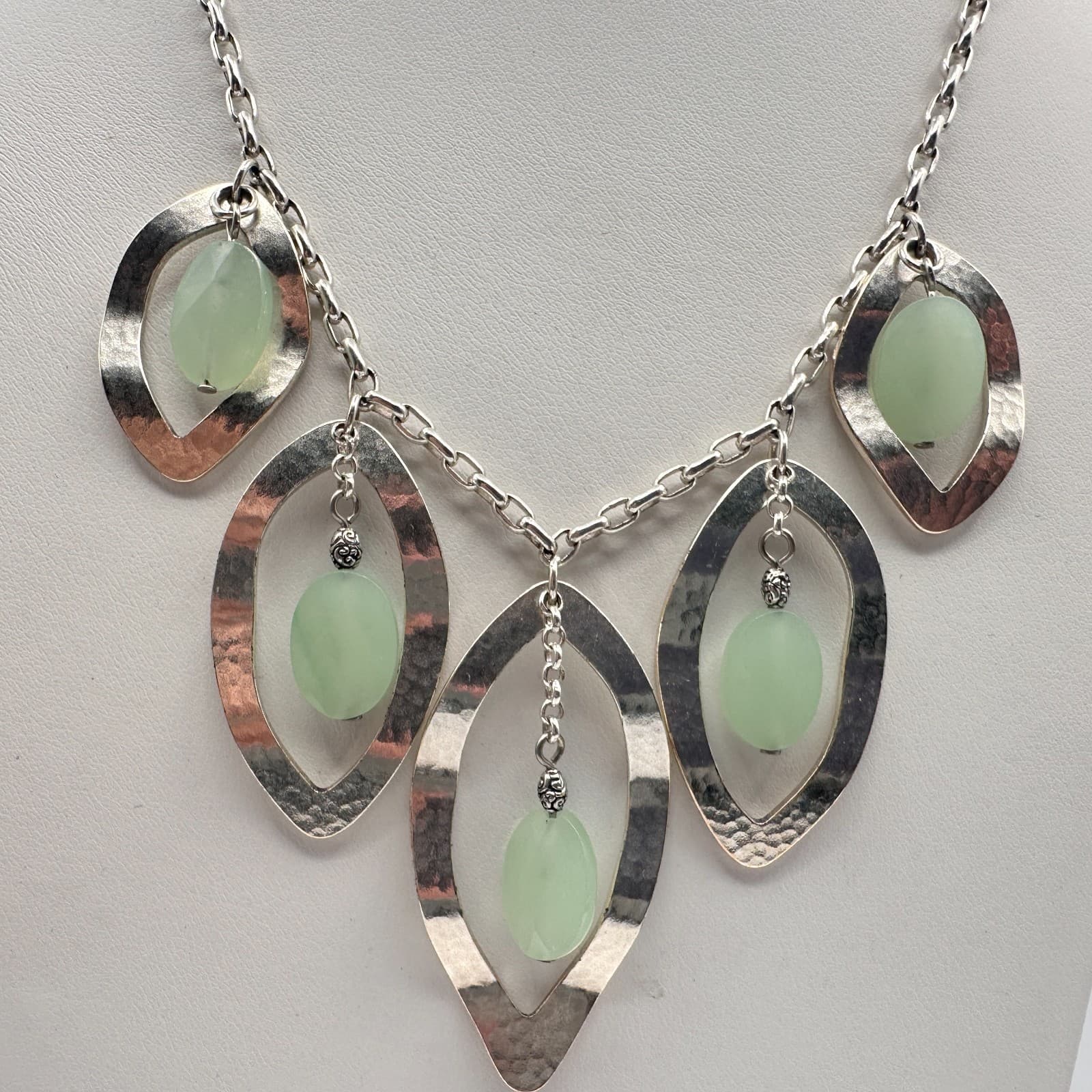 Vintage 90s Silver Tone Green Aventurine Glass Hammered Marquise Bib Necklace - Thumbnail 4