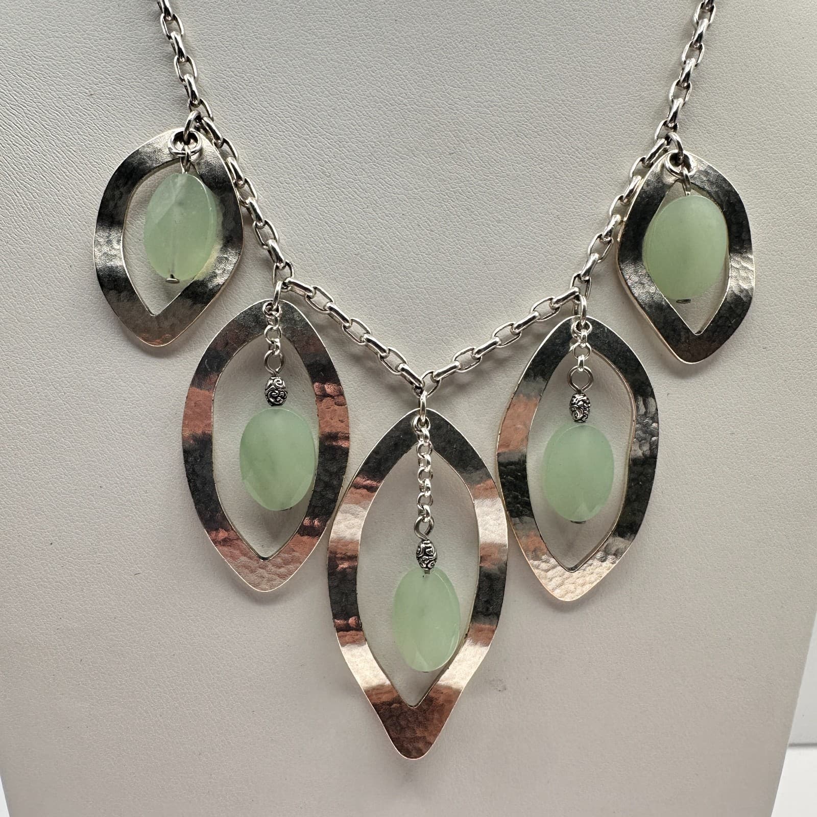 Vintage 90s Silver Tone Green Aventurine Glass Hammered Marquise Bib Necklace - Thumbnail 2