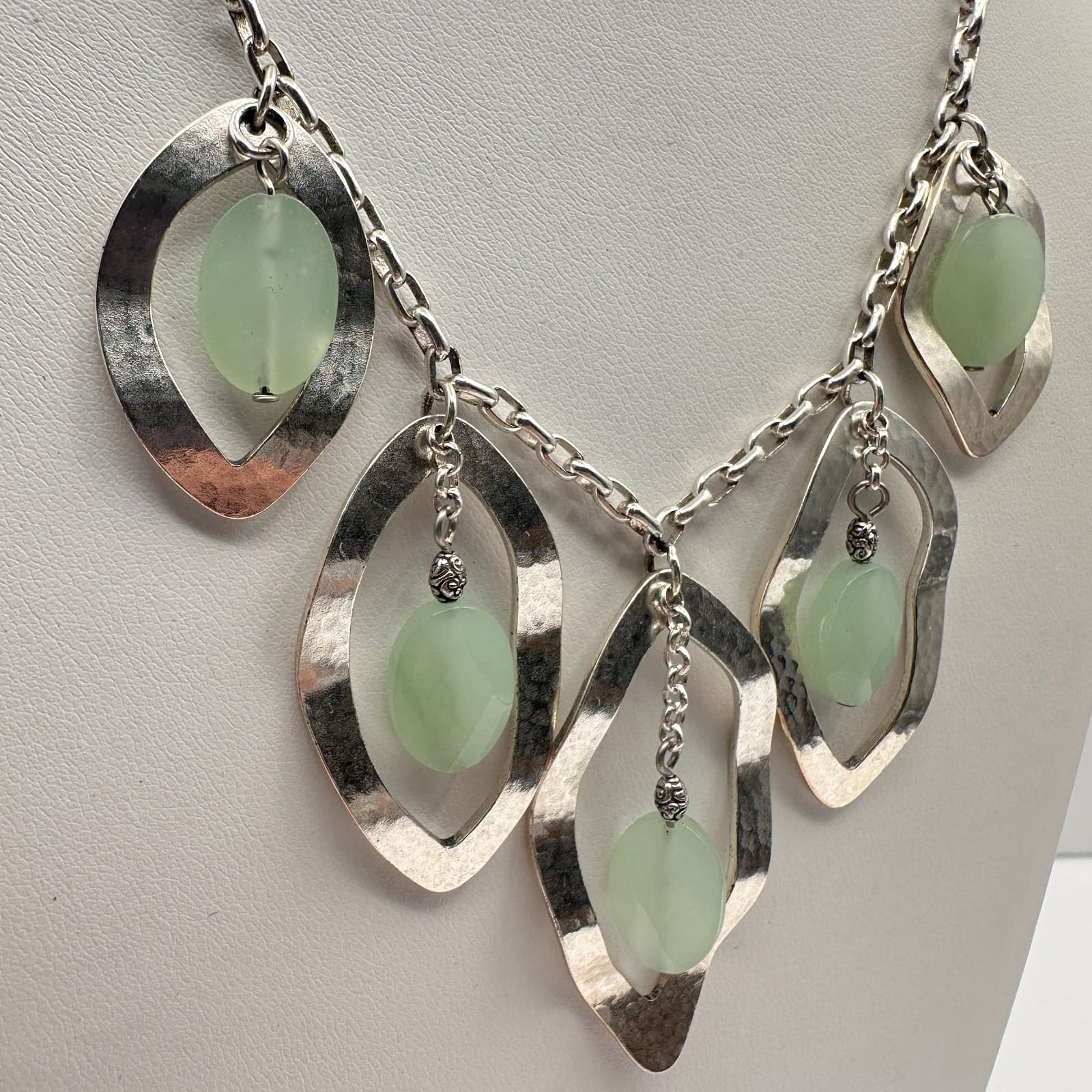 Vintage 90s Silver Tone Green Aventurine Glass Hammered Marquise Bib Necklace - Thumbnail 5