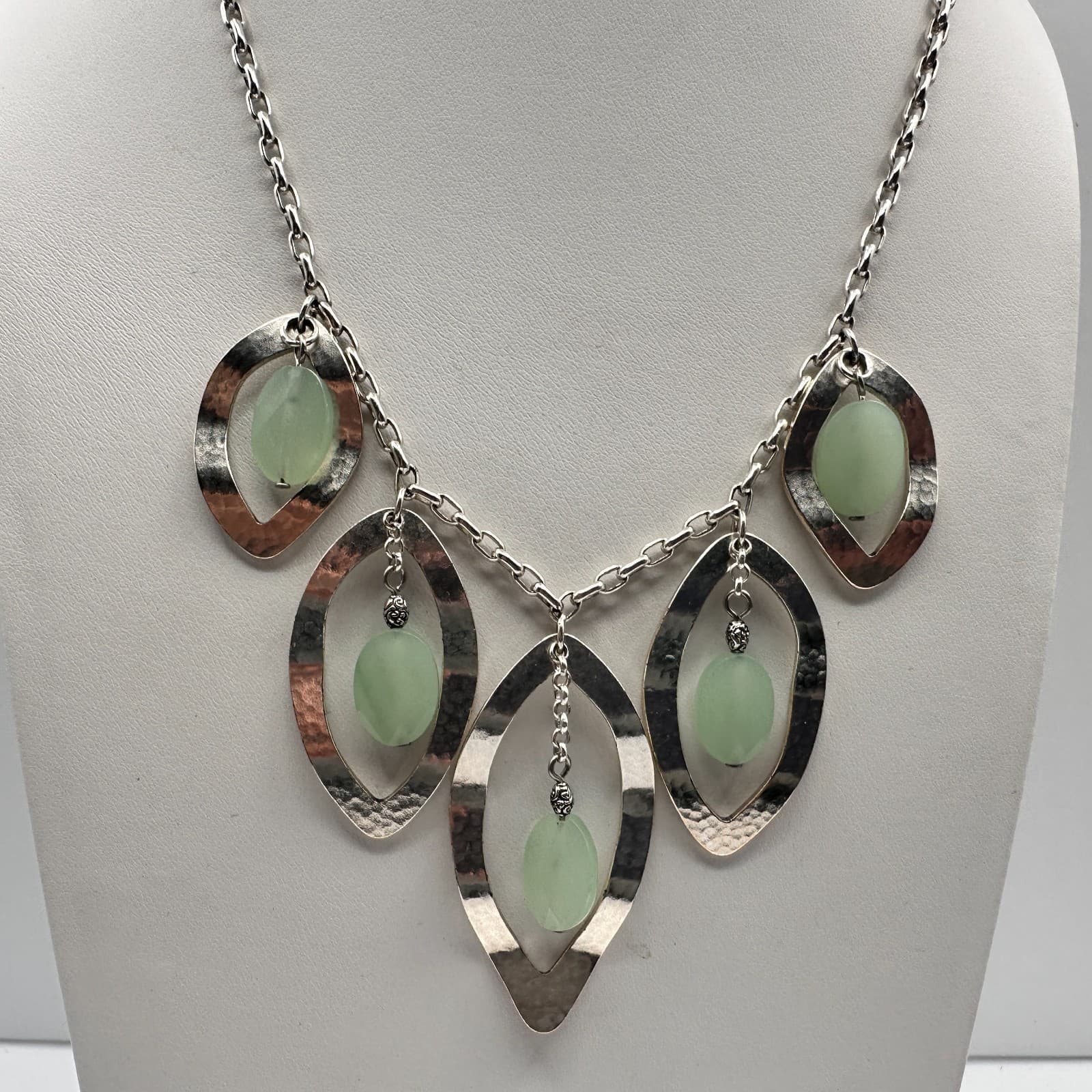 Vintage 90s Silver Tone Green Aventurine Glass Hammered Marquise Bib Necklace - Thumbnail 3