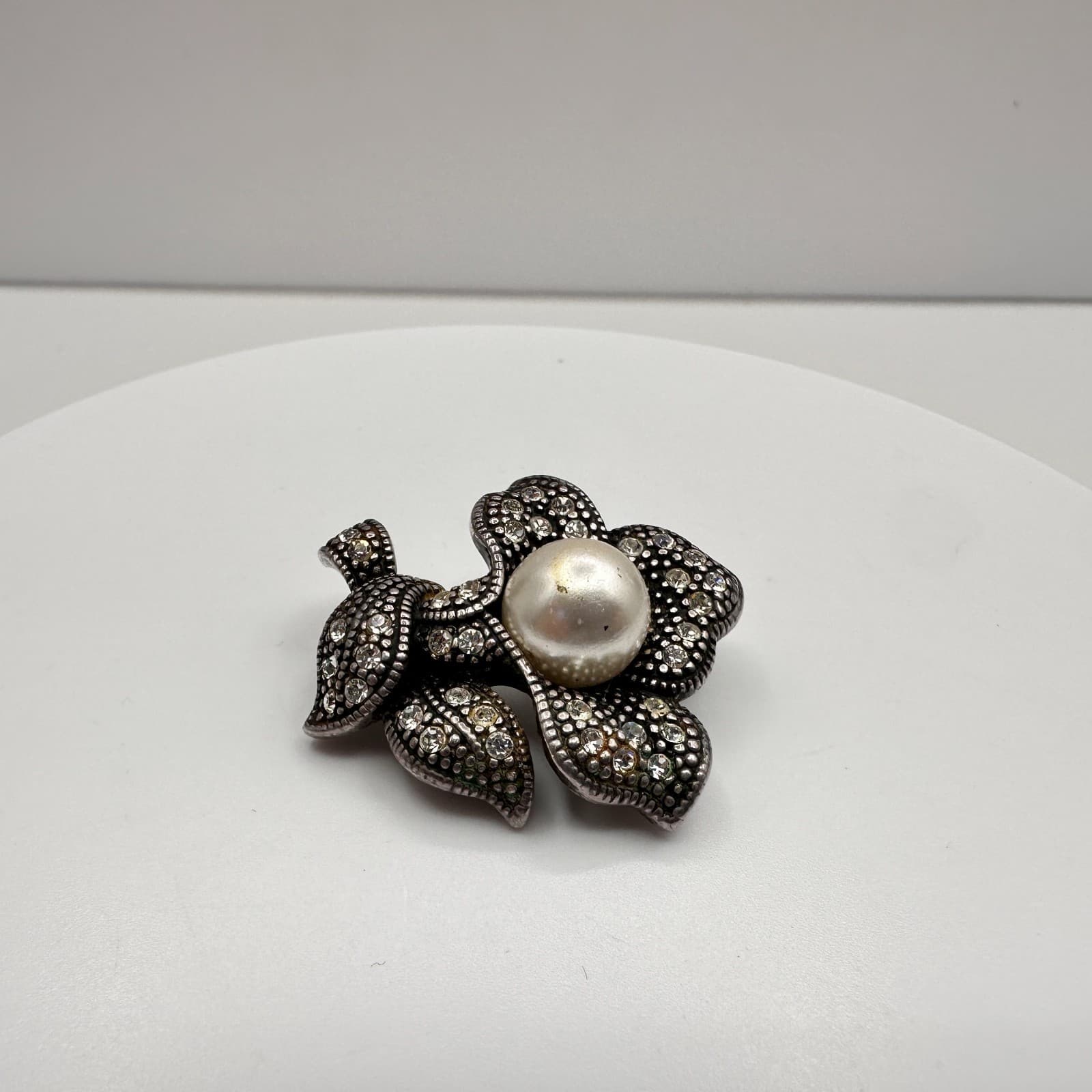 Vintage Y2K Floral Faux Pearl Elegant Brooch Silver Tone Woman's Jewelry - Thumbnail 3