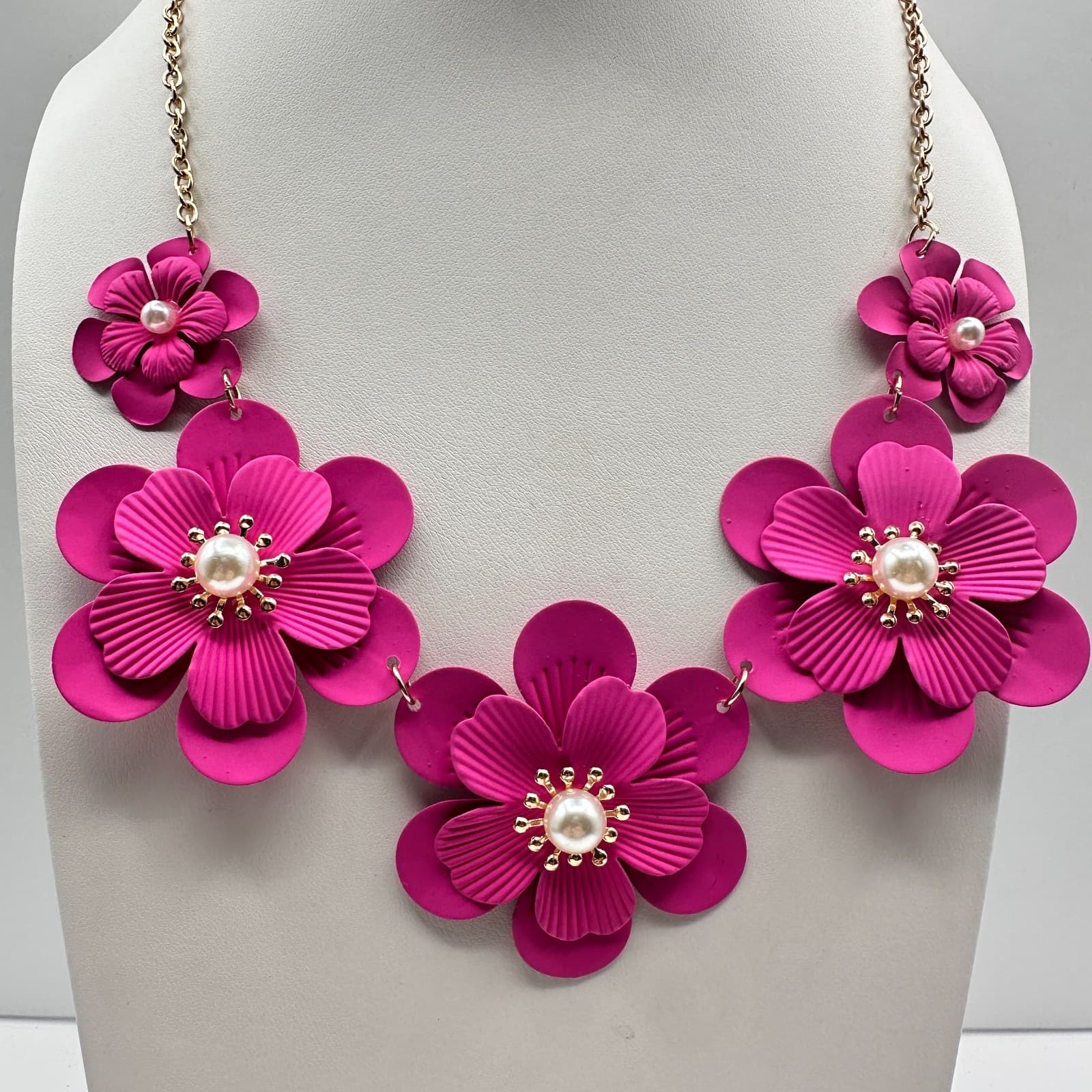 Vintage Y2K Pink Flower Bib Necklace Faux Pearl Chunky Gold Tone Chain Jewelry - Image 1