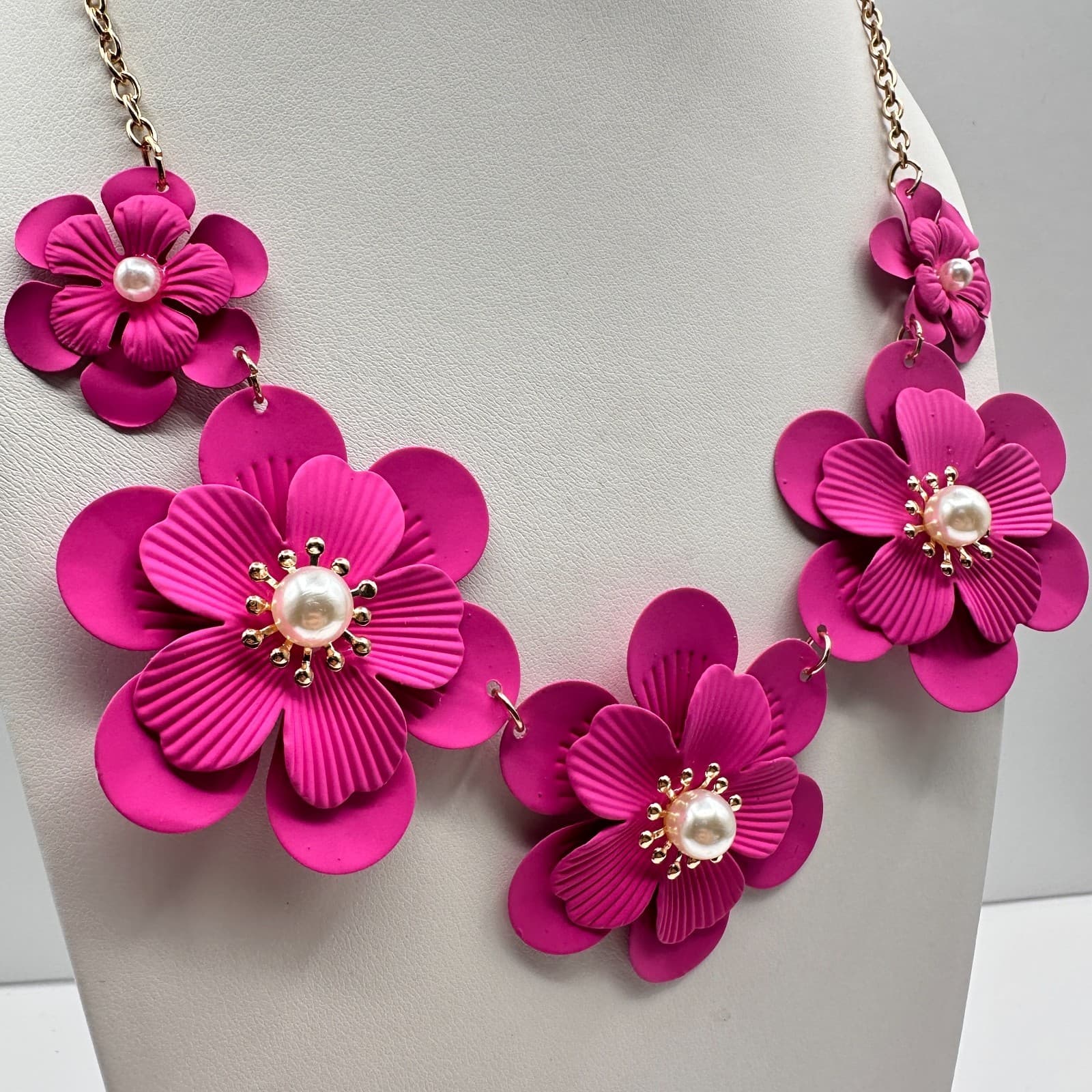 Vintage Y2K Pink Flower Bib Necklace Faux Pearl Chunky Gold Tone Chain Jewelry - Thumbnail 4