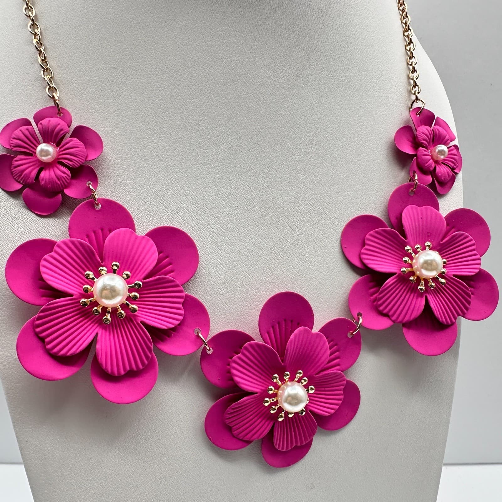 Vintage Y2K Pink Flower Bib Necklace Faux Pearl Chunky Gold Tone Chain Jewelry - Thumbnail 2