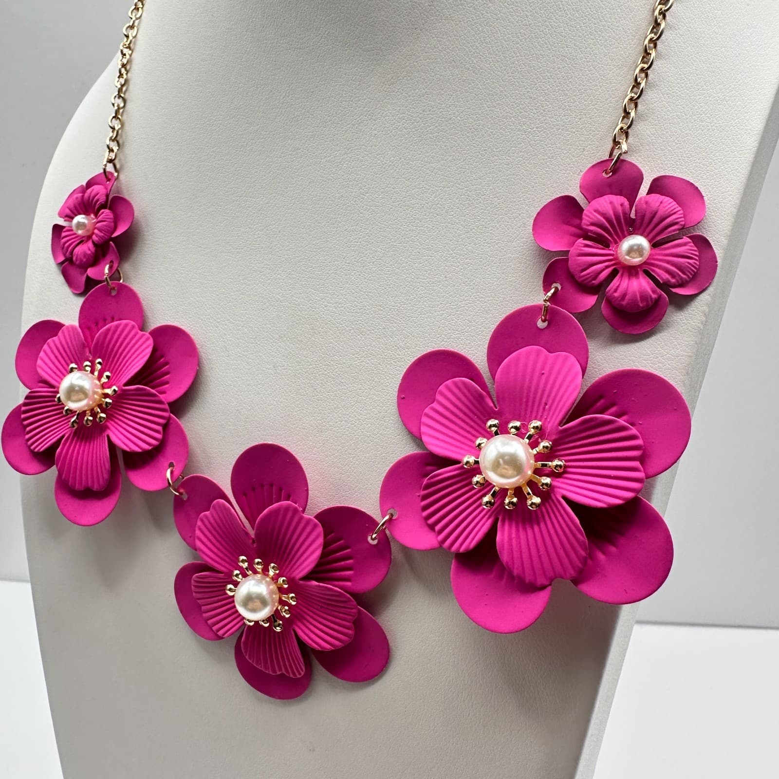 Vintage Y2K Pink Flower Bib Necklace Faux Pearl Chunky Gold Tone Chain Jewelry - Thumbnail 5