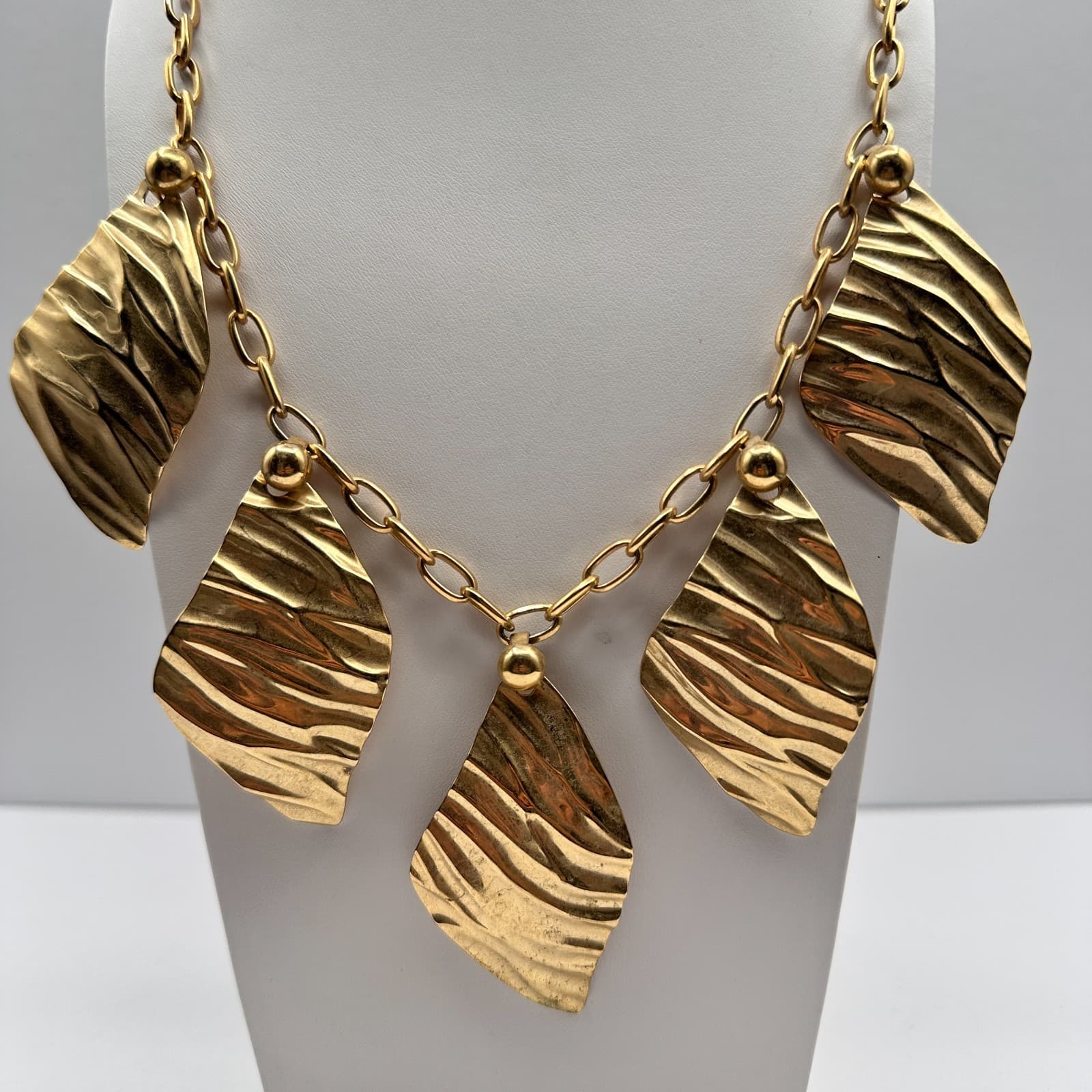 Vintage 90s Gold Tone Hammered Textured Leaf Statement Necklace Women's Jewelry - Thumbnail 2