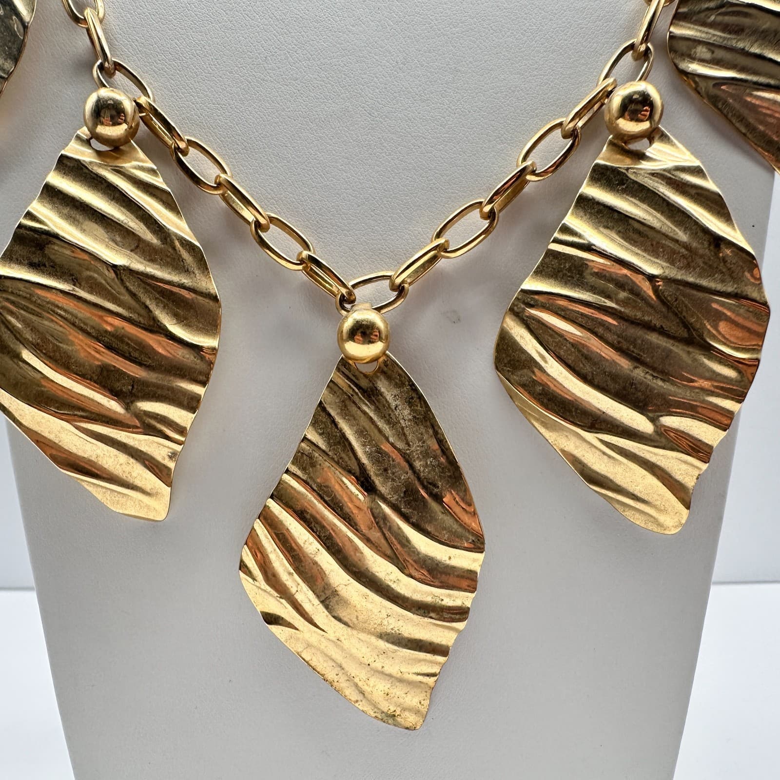 Vintage 90s Gold Tone Hammered Textured Leaf Statement Necklace Women's Jewelry - Thumbnail 5