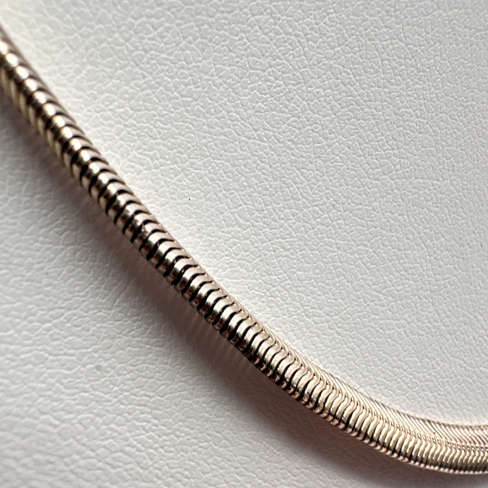 Vintage 90s Silver Tone Herringbone Snake Chain Choker Necklace Minimalist - Thumbnail 3