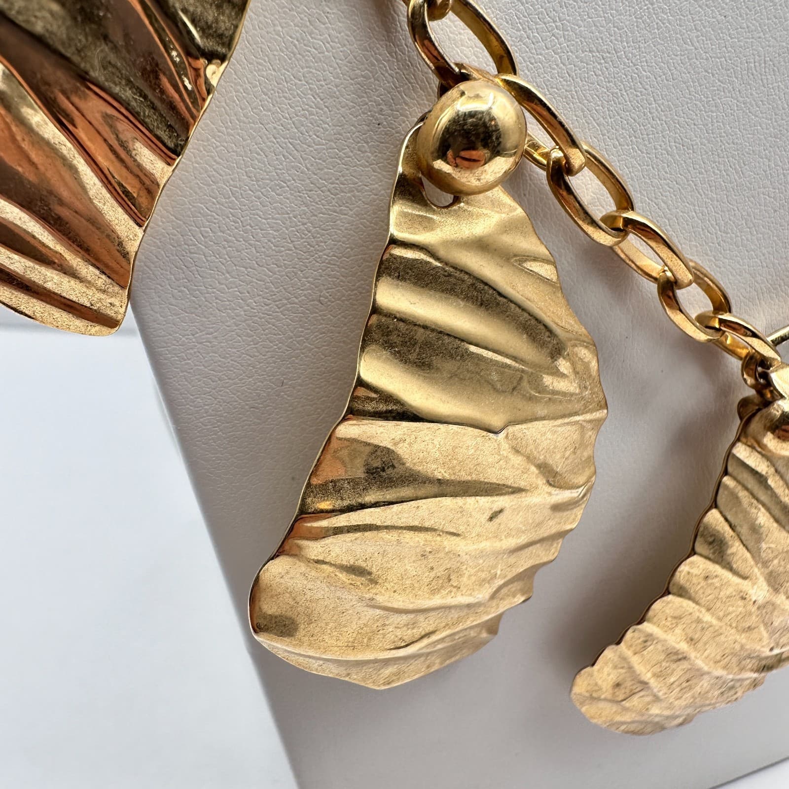 Vintage 90s Gold Tone Hammered Textured Leaf Statement Necklace Women's Jewelry - Thumbnail 4