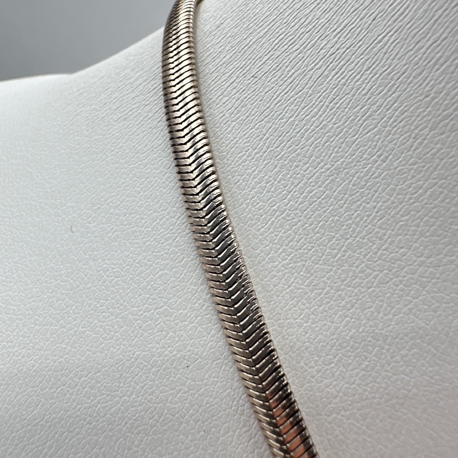 Vintage 90s Silver Tone Herringbone Snake Chain Choker Necklace Minimalist - Thumbnail 5