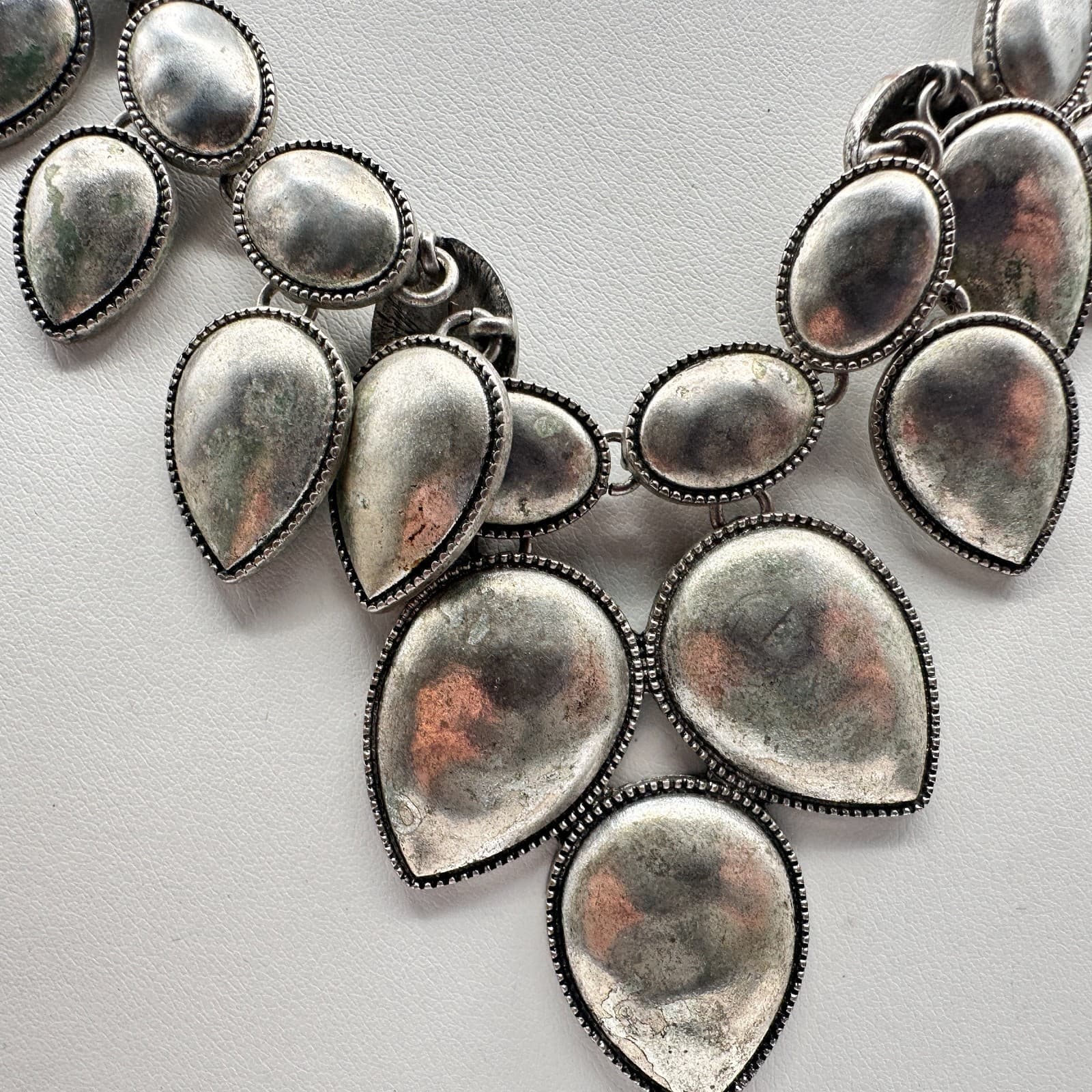 Vintage 90s Silver Tone Teardrop & Oval Disks Bib Statement Necklace Jewelry - Thumbnail 3
