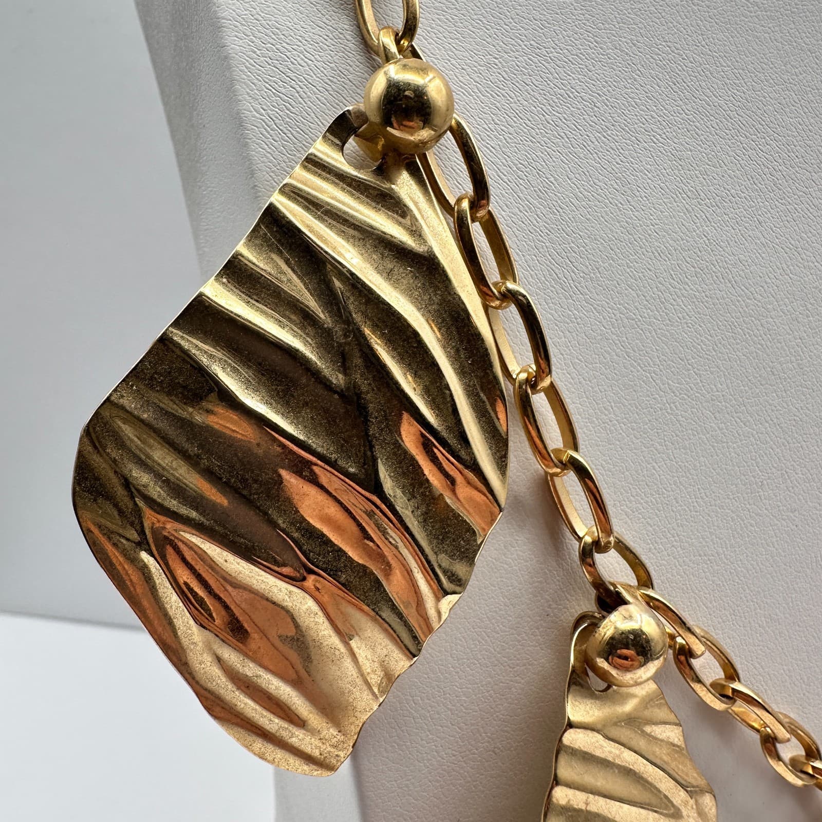 Vintage 90s Gold Tone Hammered Textured Leaf Statement Necklace Women's Jewelry - Thumbnail 3
