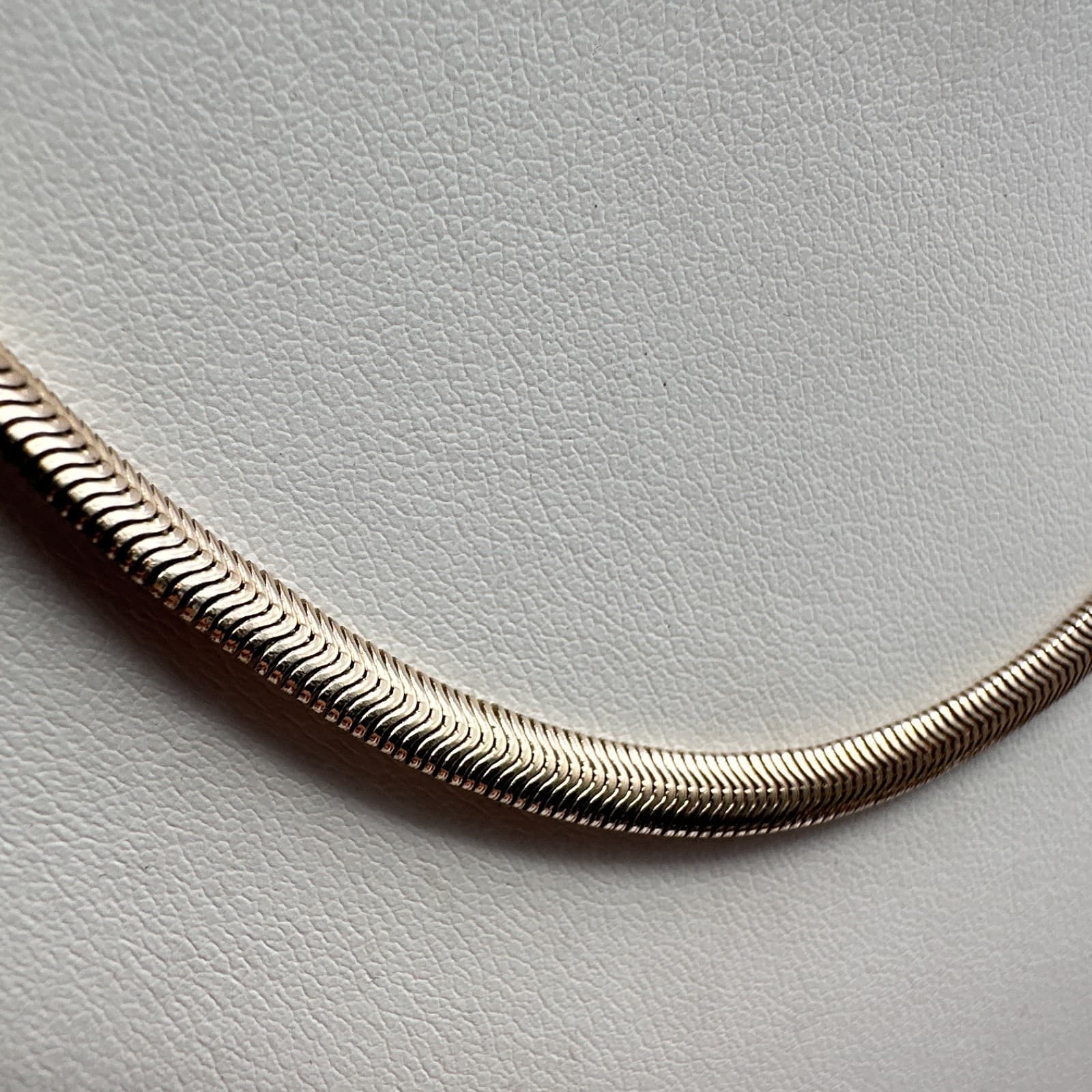 Vintage 90s Silver Tone Herringbone Snake Chain Choker Necklace Minimalist - Thumbnail 4