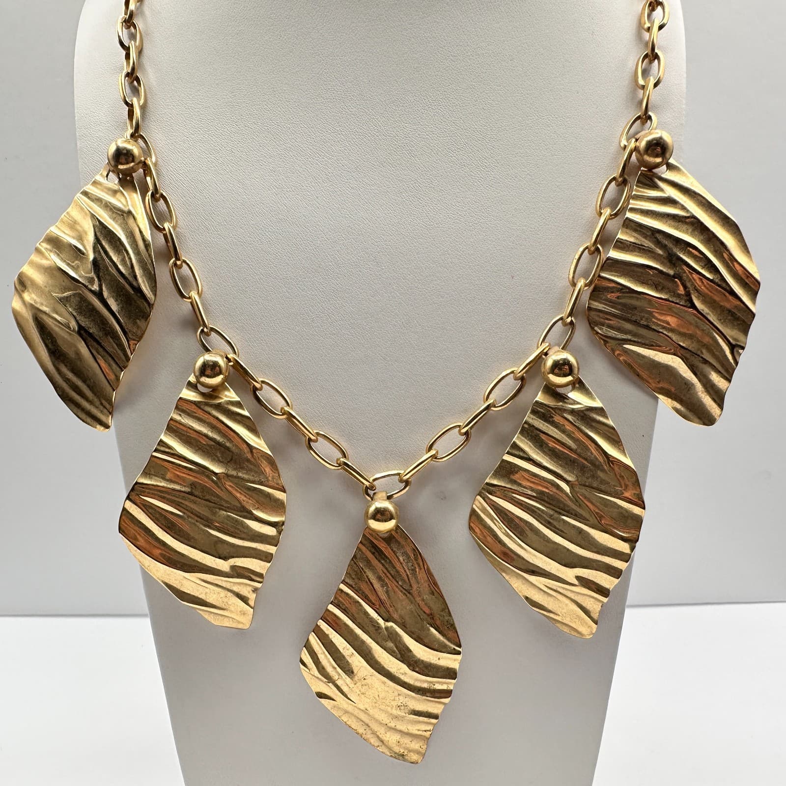 Vintage 90s Gold Tone Hammered Textured Leaf Statement Necklace Women's Jewelry - Thumbnail 6