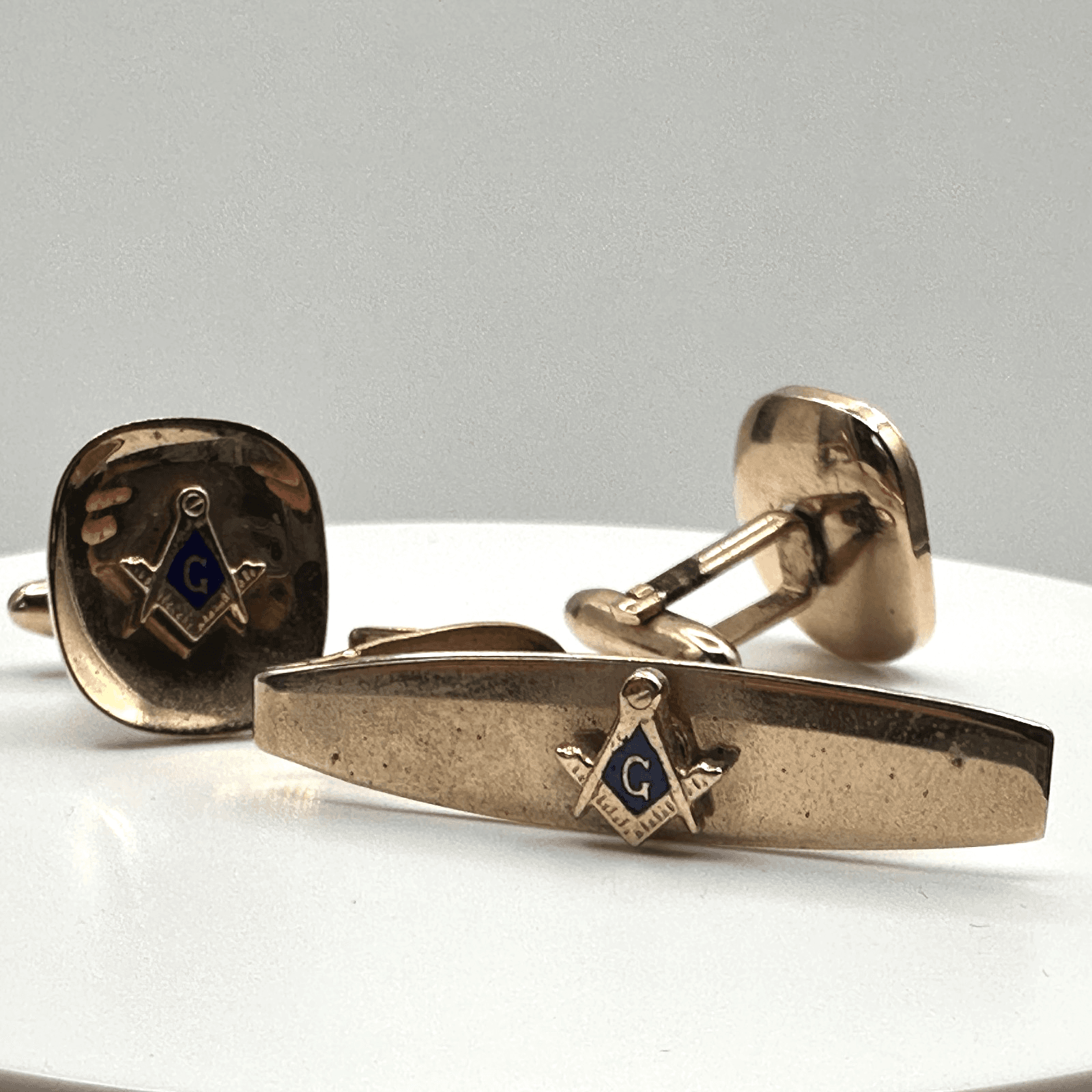 Vintage 90s Masonic Cufflinks & Tie Bar Set Gold Tone Blue Enamel Square Compass - Image 1