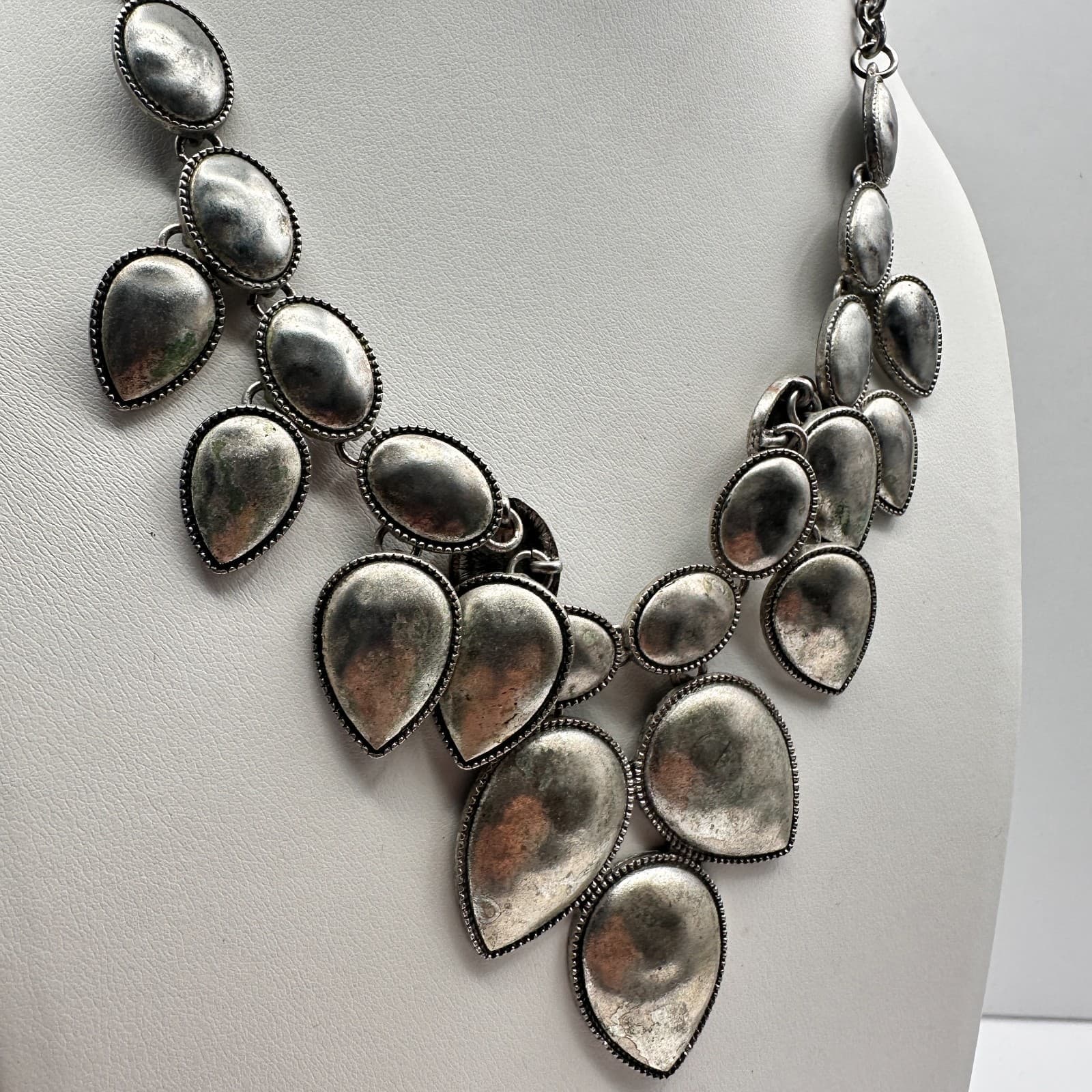 Vintage 90s Silver Tone Teardrop & Oval Disks Bib Statement Necklace Jewelry - Thumbnail 7