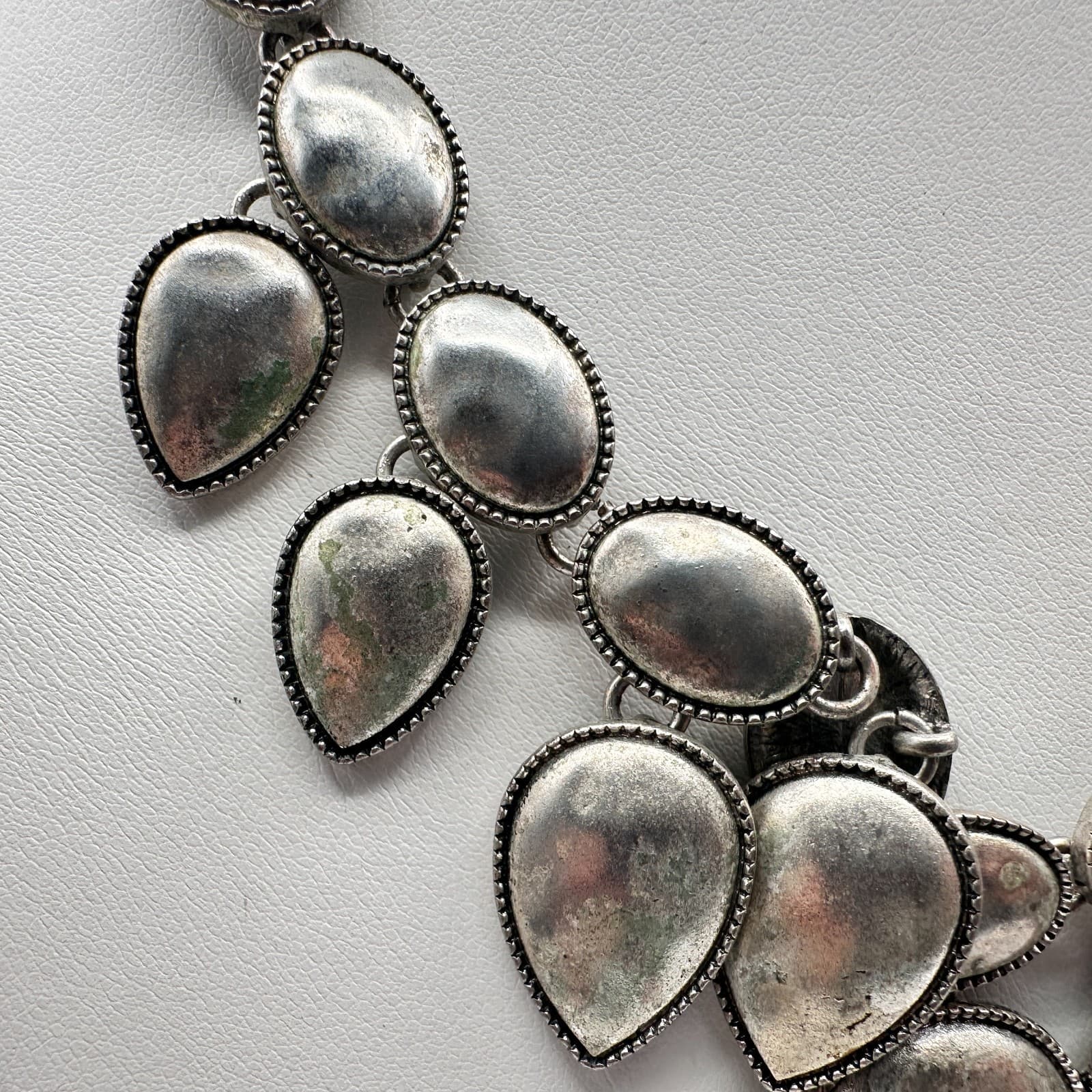 Vintage 90s Silver Tone Teardrop & Oval Disks Bib Statement Necklace Jewelry - Thumbnail 4