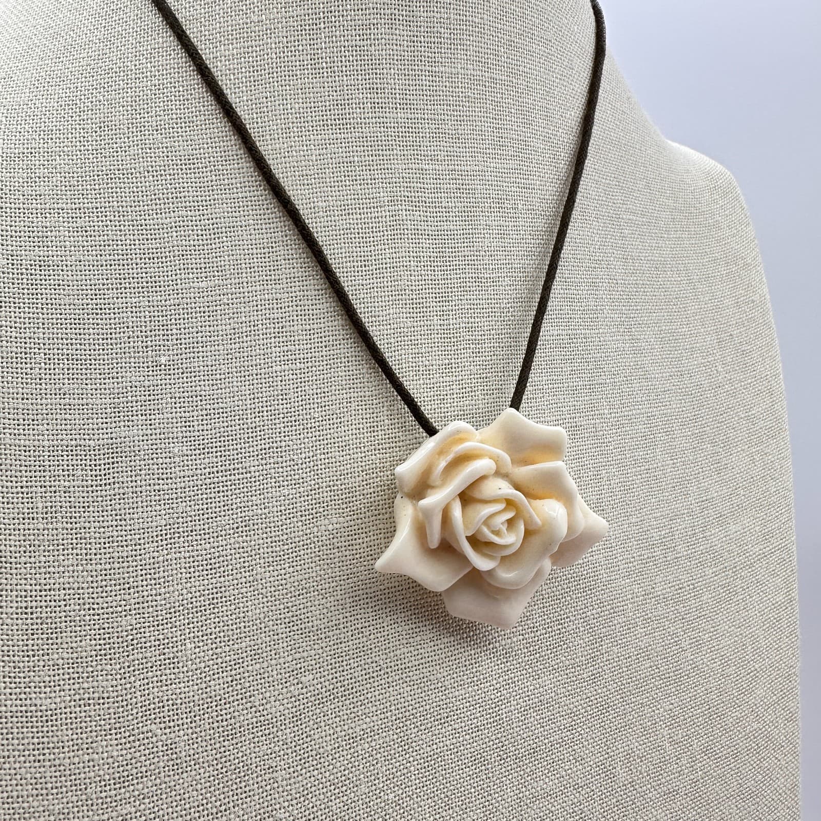 Vintage 80s Carved Rose Pendant Necklace Brown Cord & Cable Statement Jewelry - Thumbnail 5