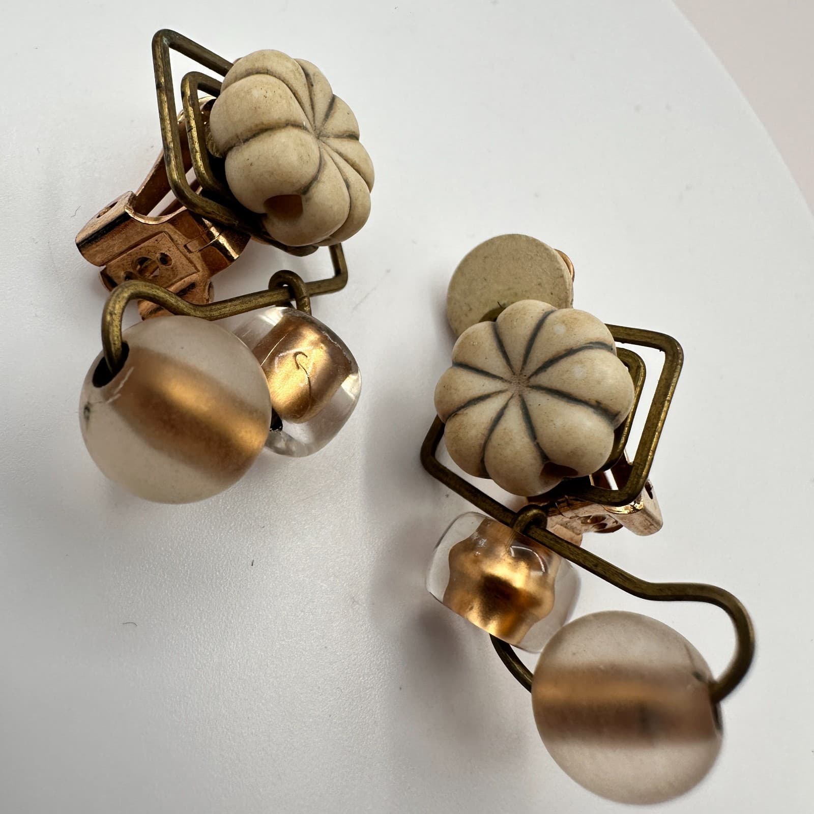 Vintage 90s Glass Bead Flower Dangle Clip-On Earrings Retro Artisan Jewelry - Thumbnail 3