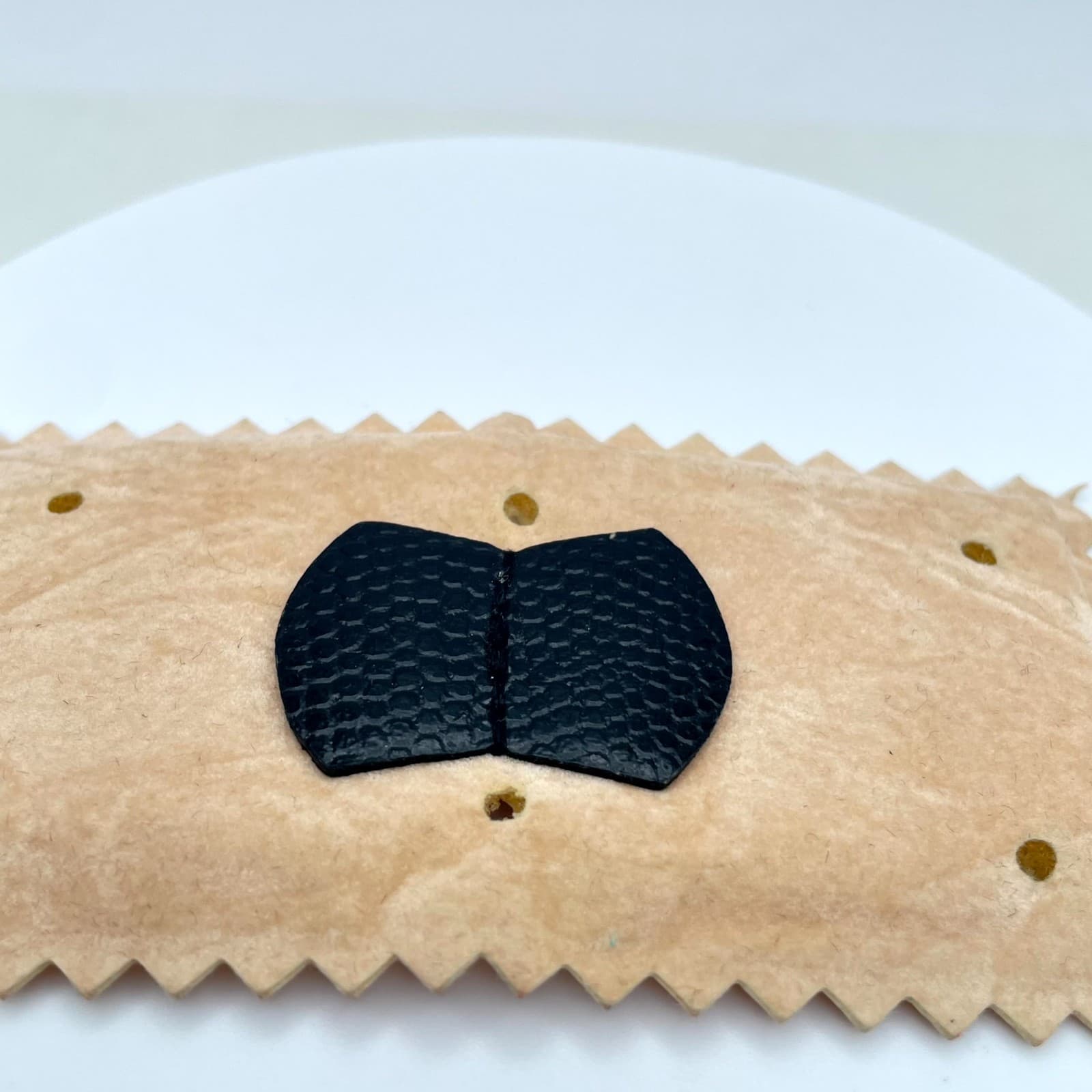 Modern Beige Classic Formal Chevron Border Black Bow Detail Leather Brooch - Thumbnail 5