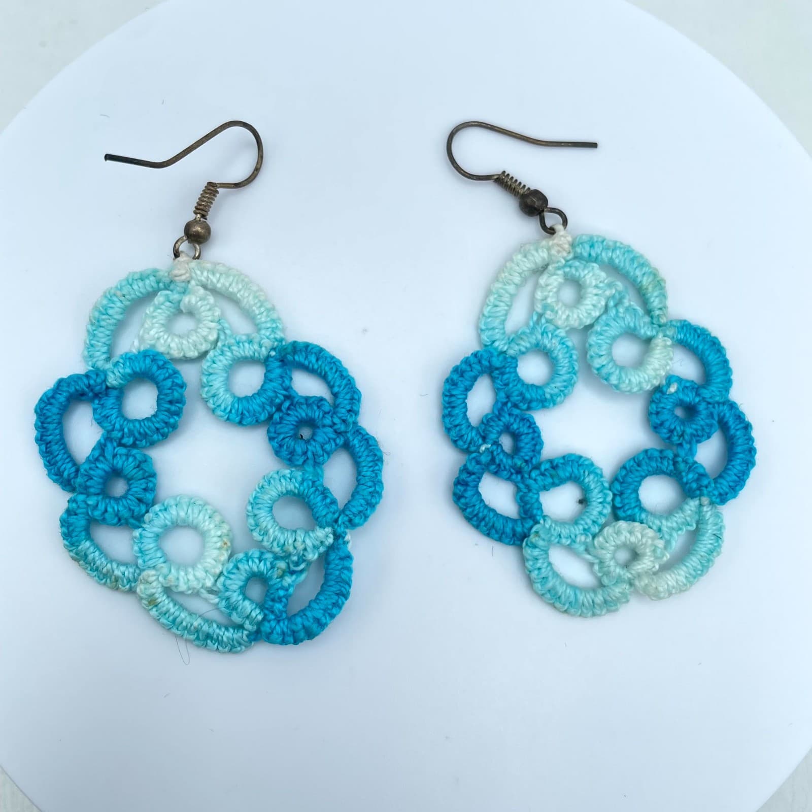 Vtg Blue Variegated Tatted Lace Ombre Boho Handmade Fiber Art Dangle Earrings - Image 1