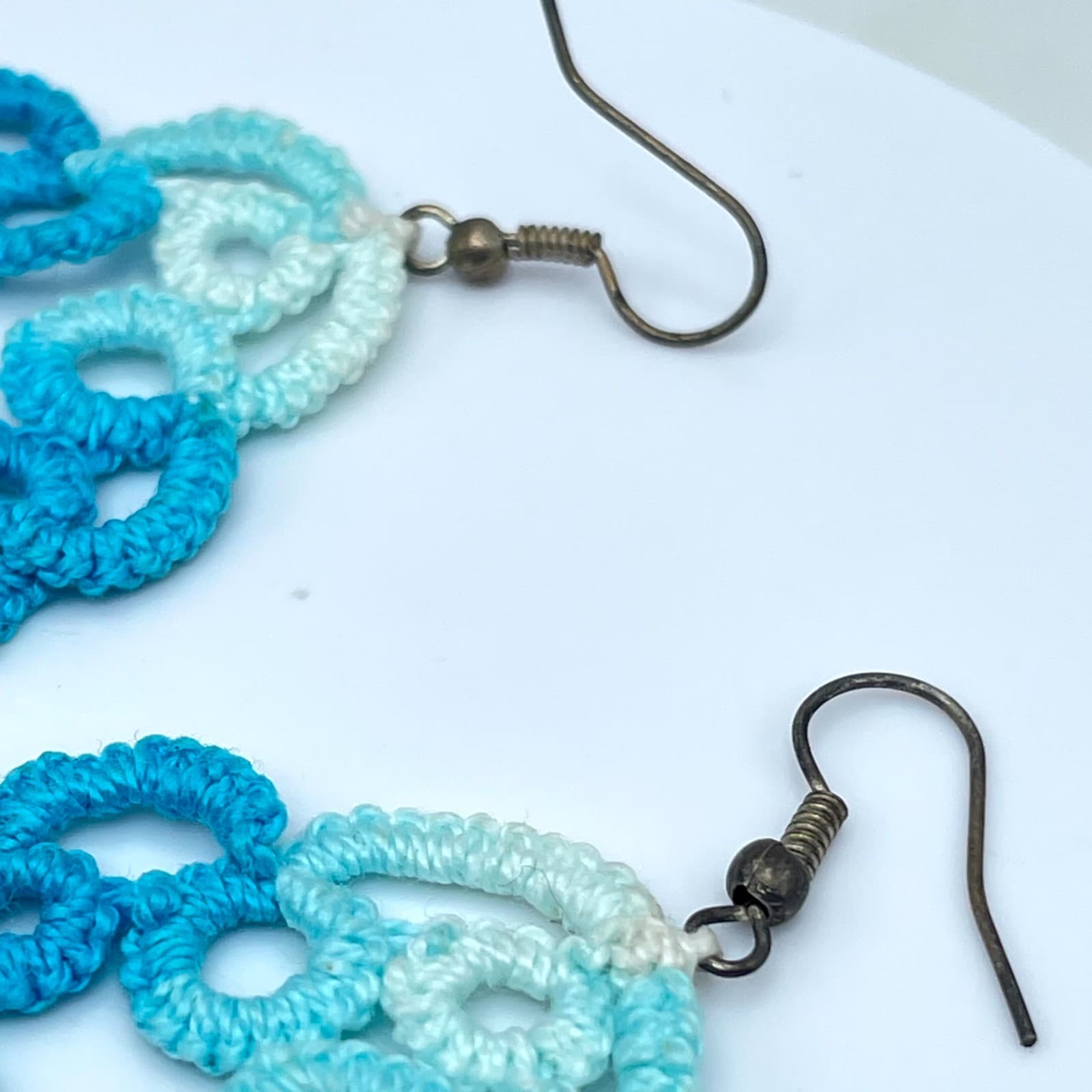 Vtg Blue Variegated Tatted Lace Ombre Boho Handmade Fiber Art Dangle Earrings - Thumbnail 8