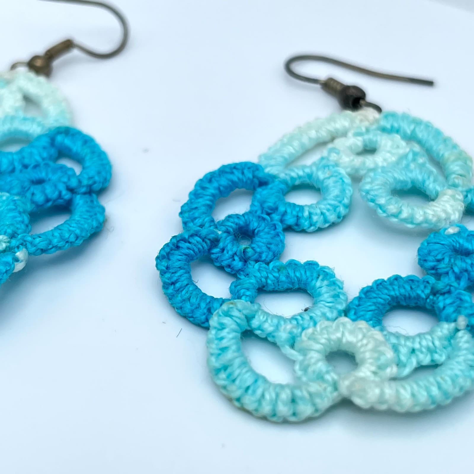 Vtg Blue Variegated Tatted Lace Ombre Boho Handmade Fiber Art Dangle Earrings - Thumbnail 4